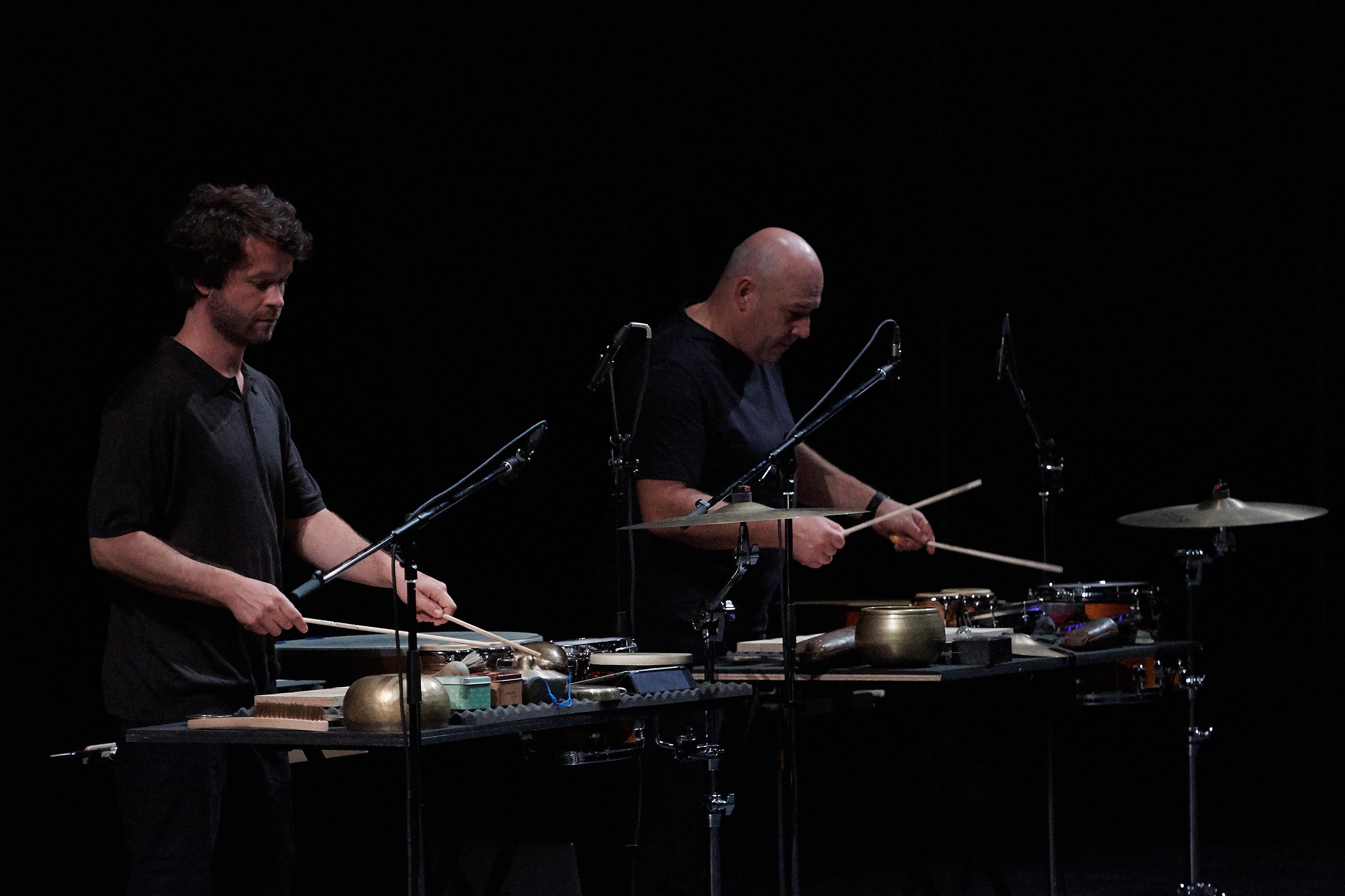 Deux musiciens jouant des percussions.