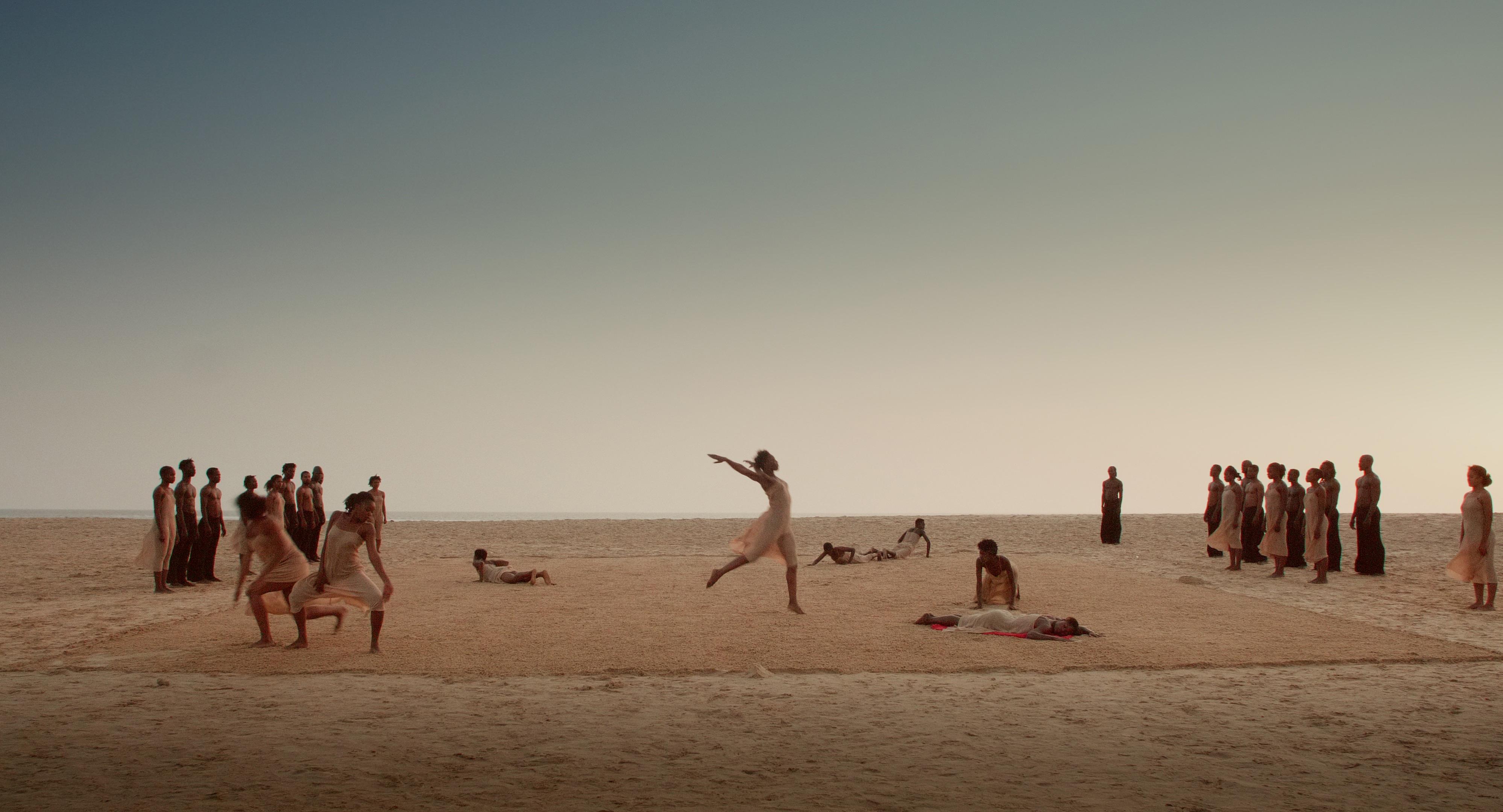 Danseurs sur la plage, extrait du Sacre du Printemps de Pina Bausch