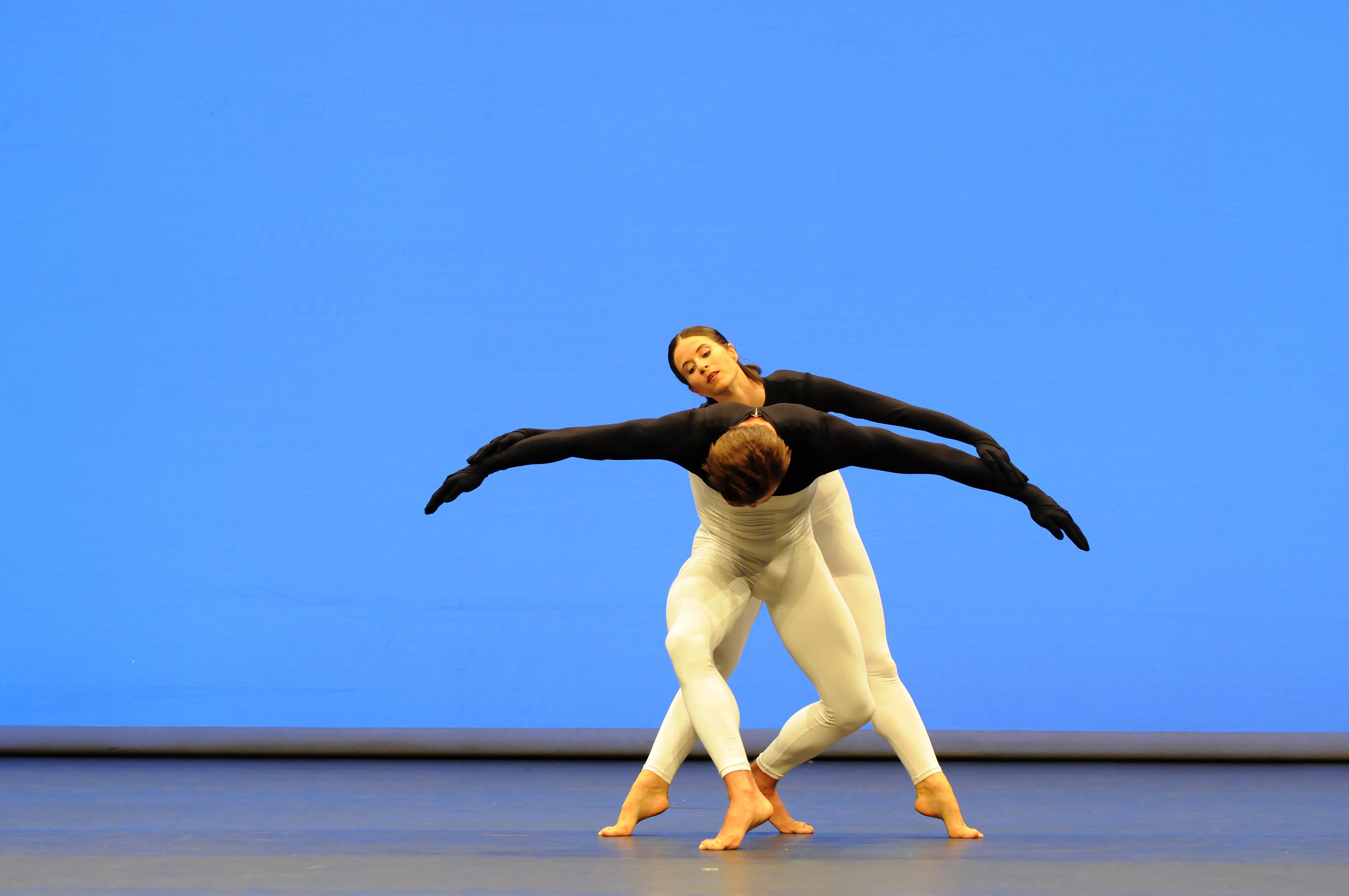 Deux danseurs dans Beach Birds de Merce Cunnigham.