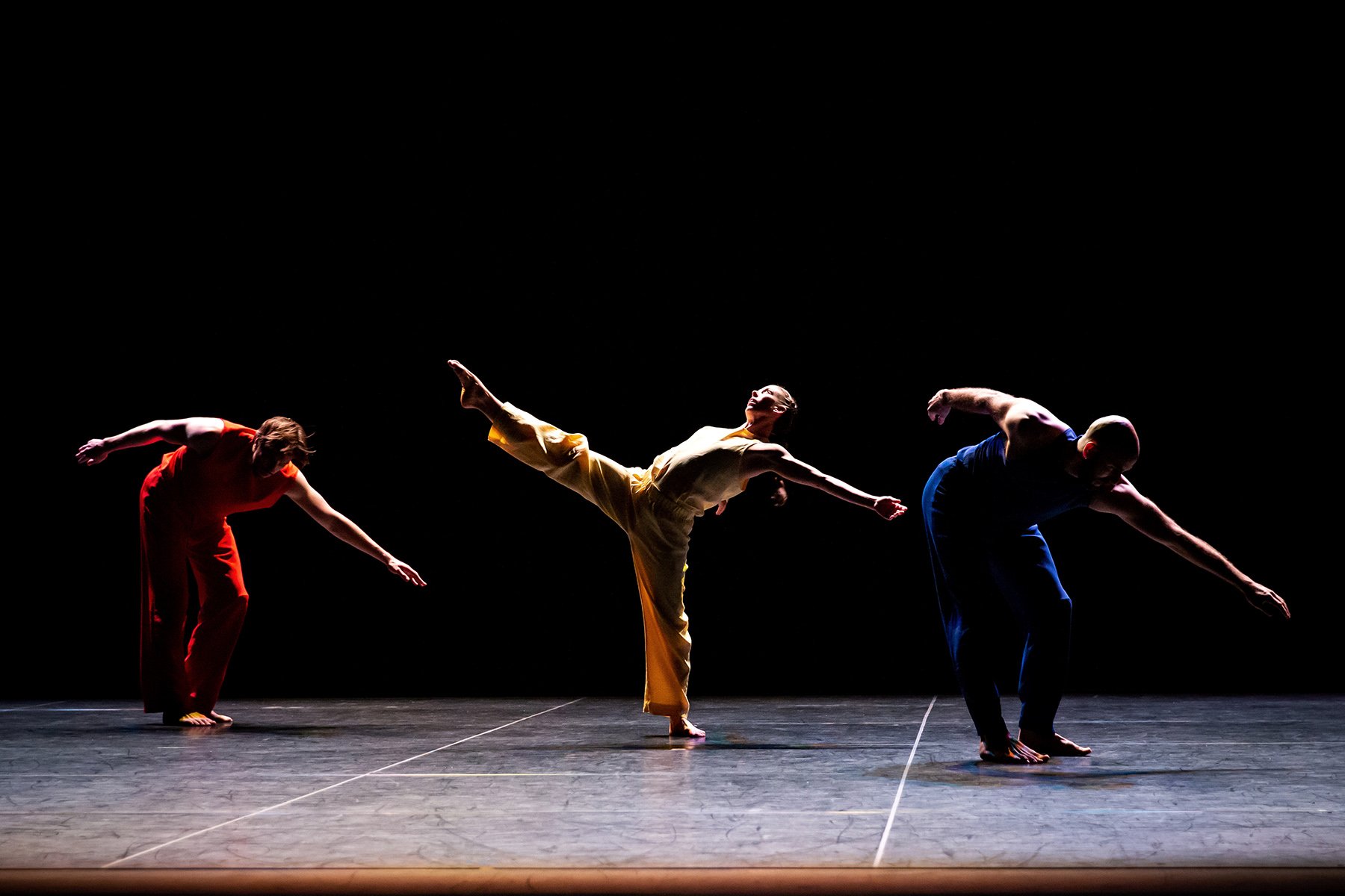 Trois danseurs dans In the Fall de Noé Soulier 