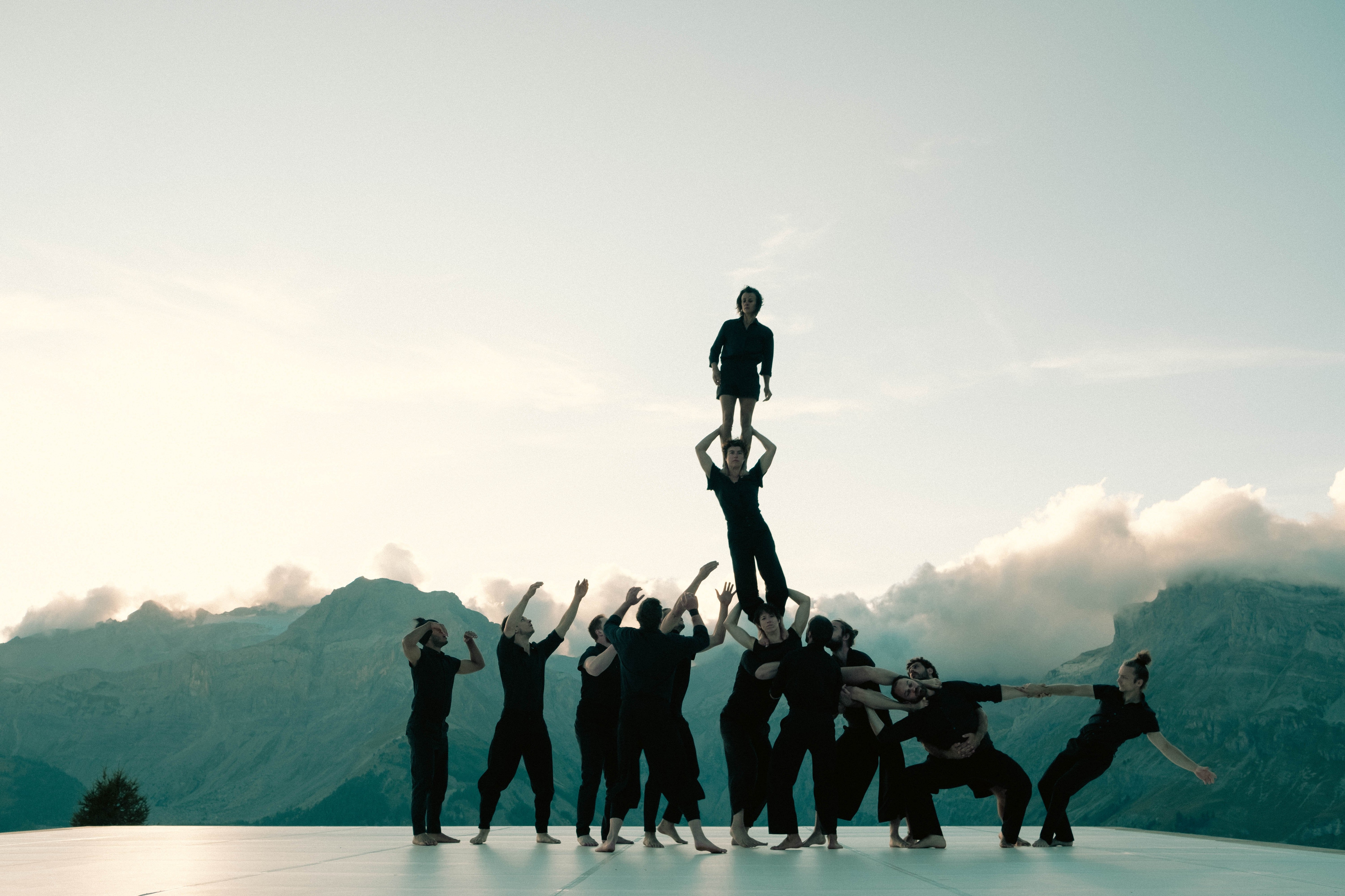 来自XY舞团的杂技演员表演《Möbius Morphosis》