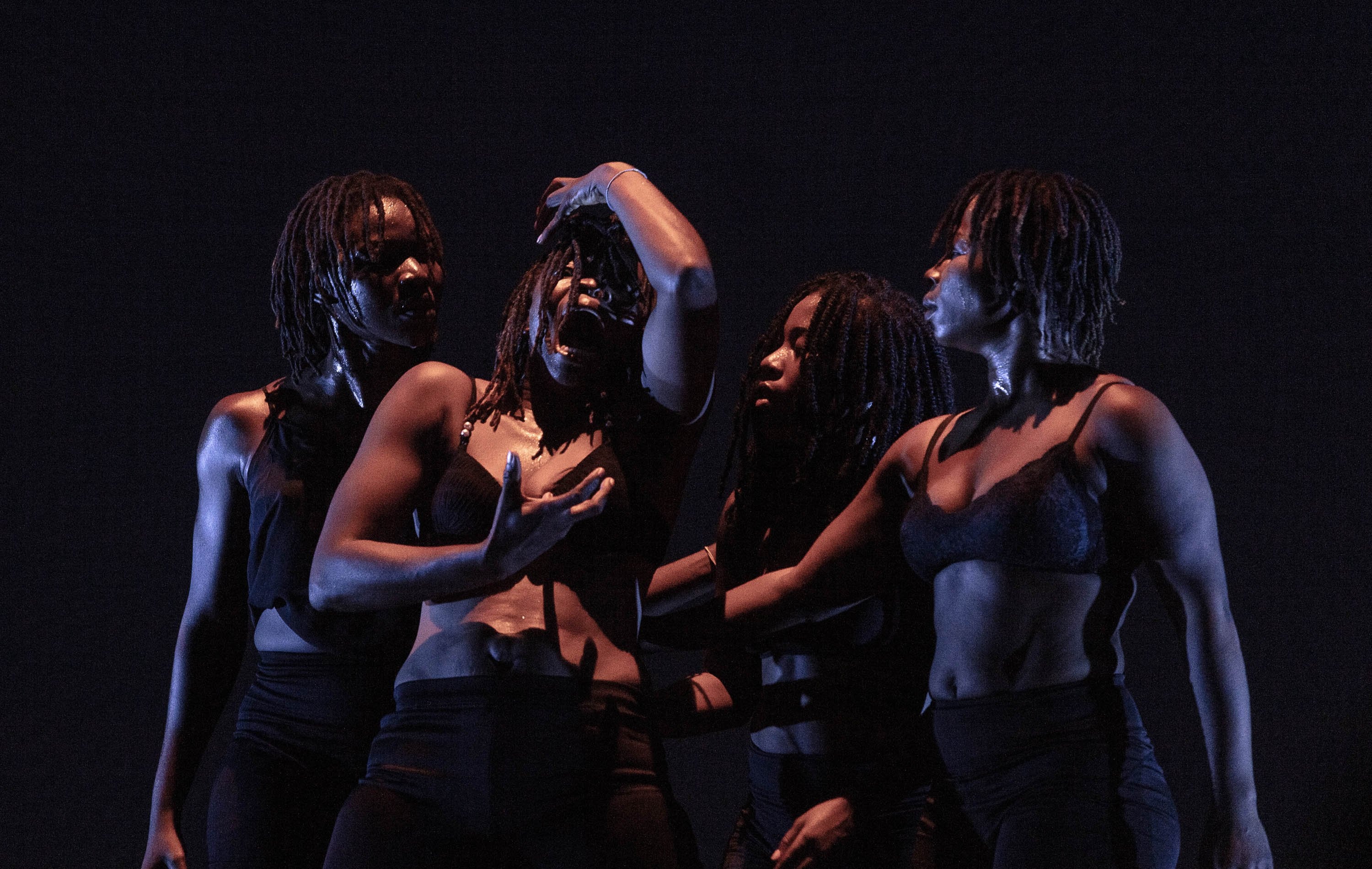 Groupe de danseuses sur scène.