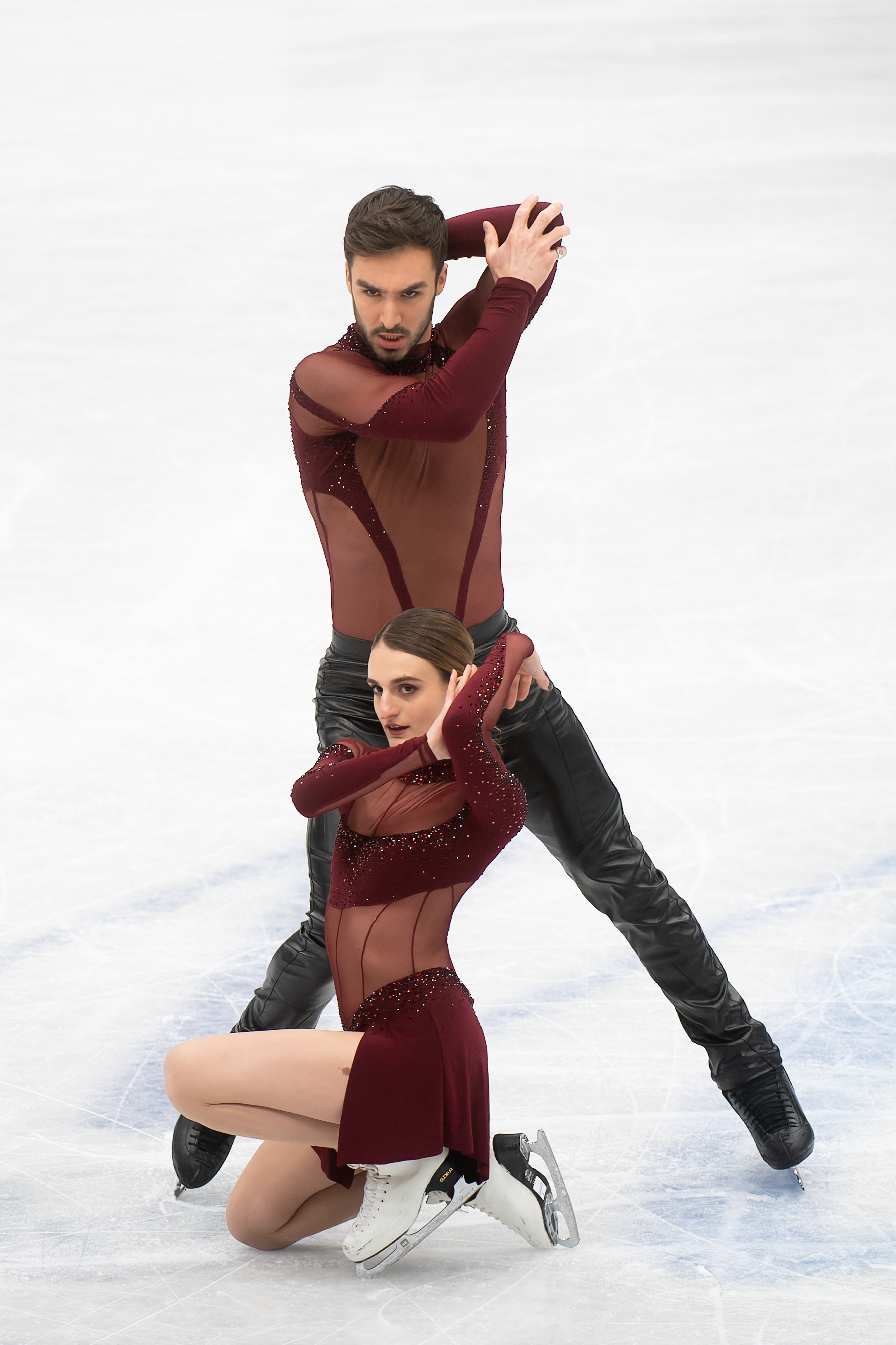 Gabriella Papadakis a genoux et Guillaume Cizeron les bras en l’air.