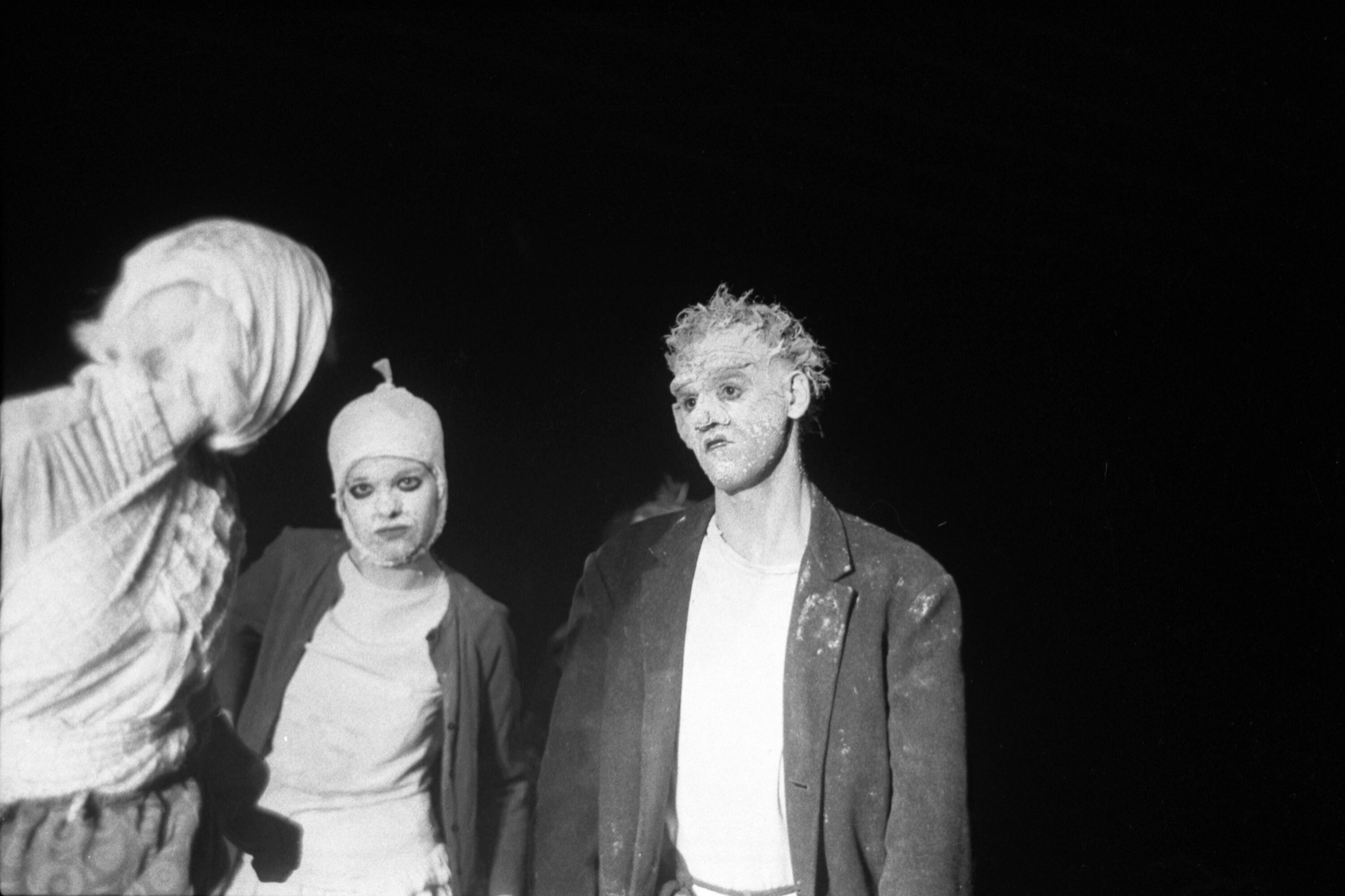 Danseurs masqués pour May B de Maguy Marin à la Maison des arts de Créteil en1991. 