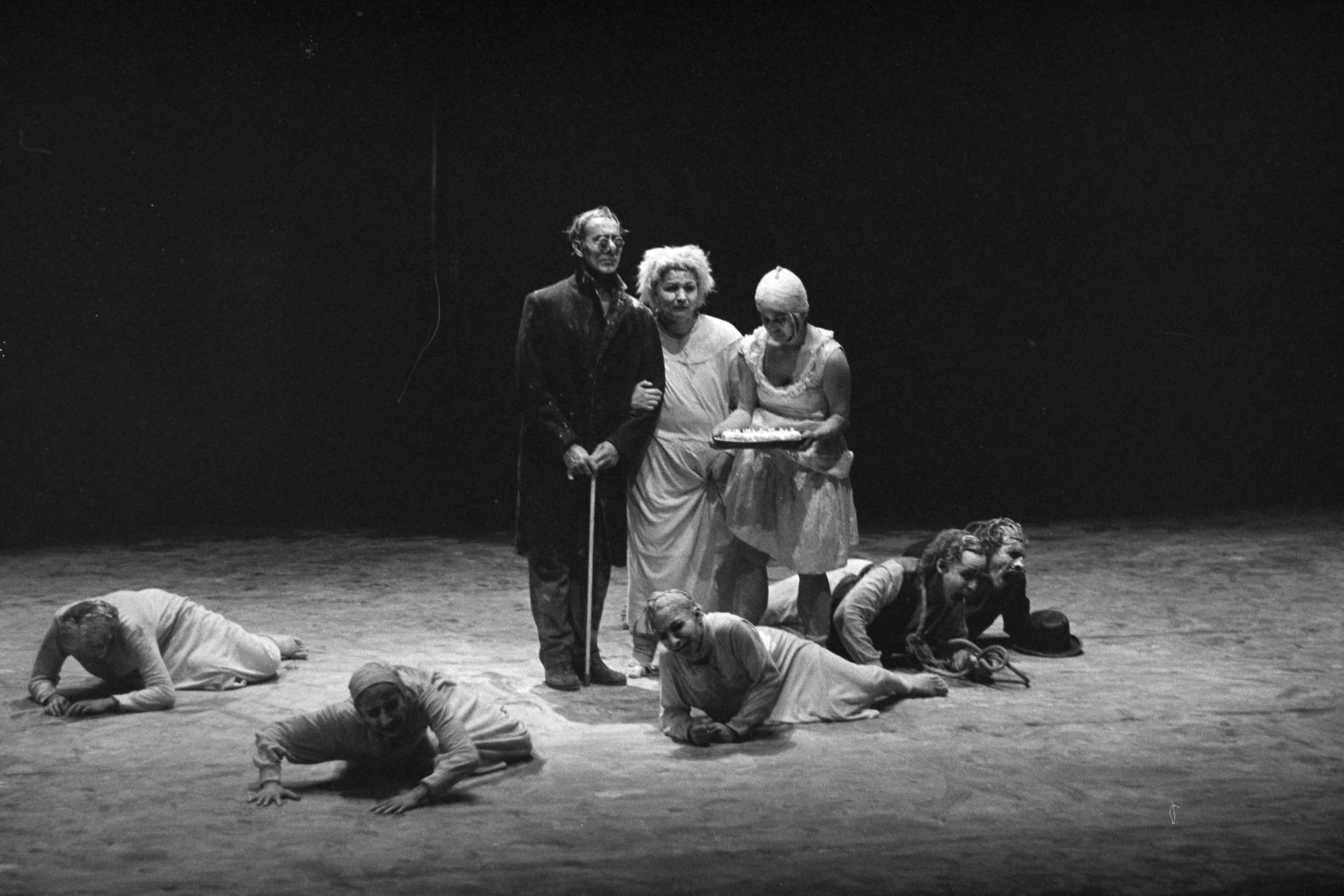 Trois danseurs sur scène, d’autres au sol pour May B de Maguy Marin à la Maison des arts de Créteil en1991. 