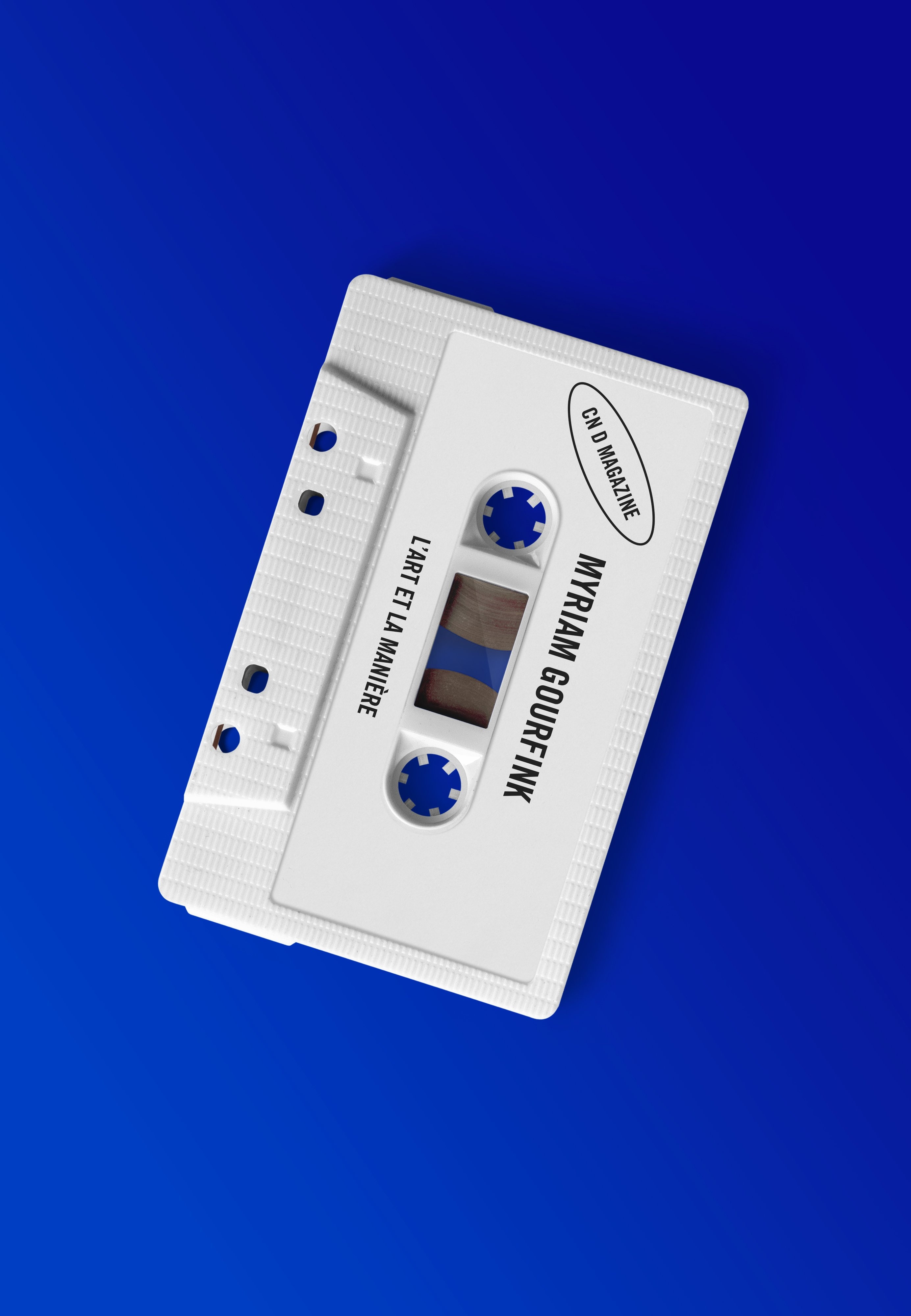 Une cassette audio blanche portant le nom de Myriam Gourfink.