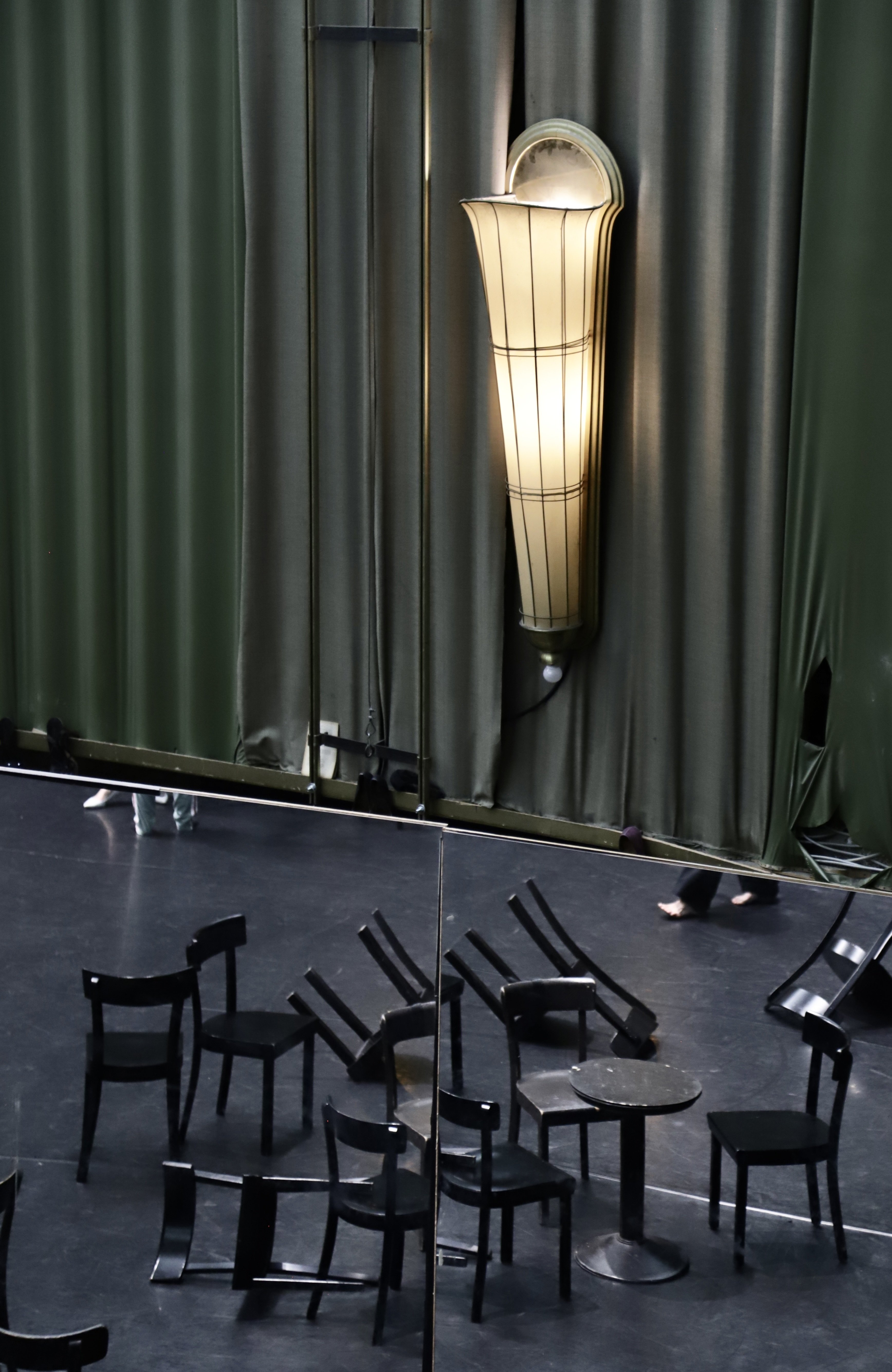 在《Forever - Immersion dans Café Müller de Pina Bausch》中的空椅舞台佈景。