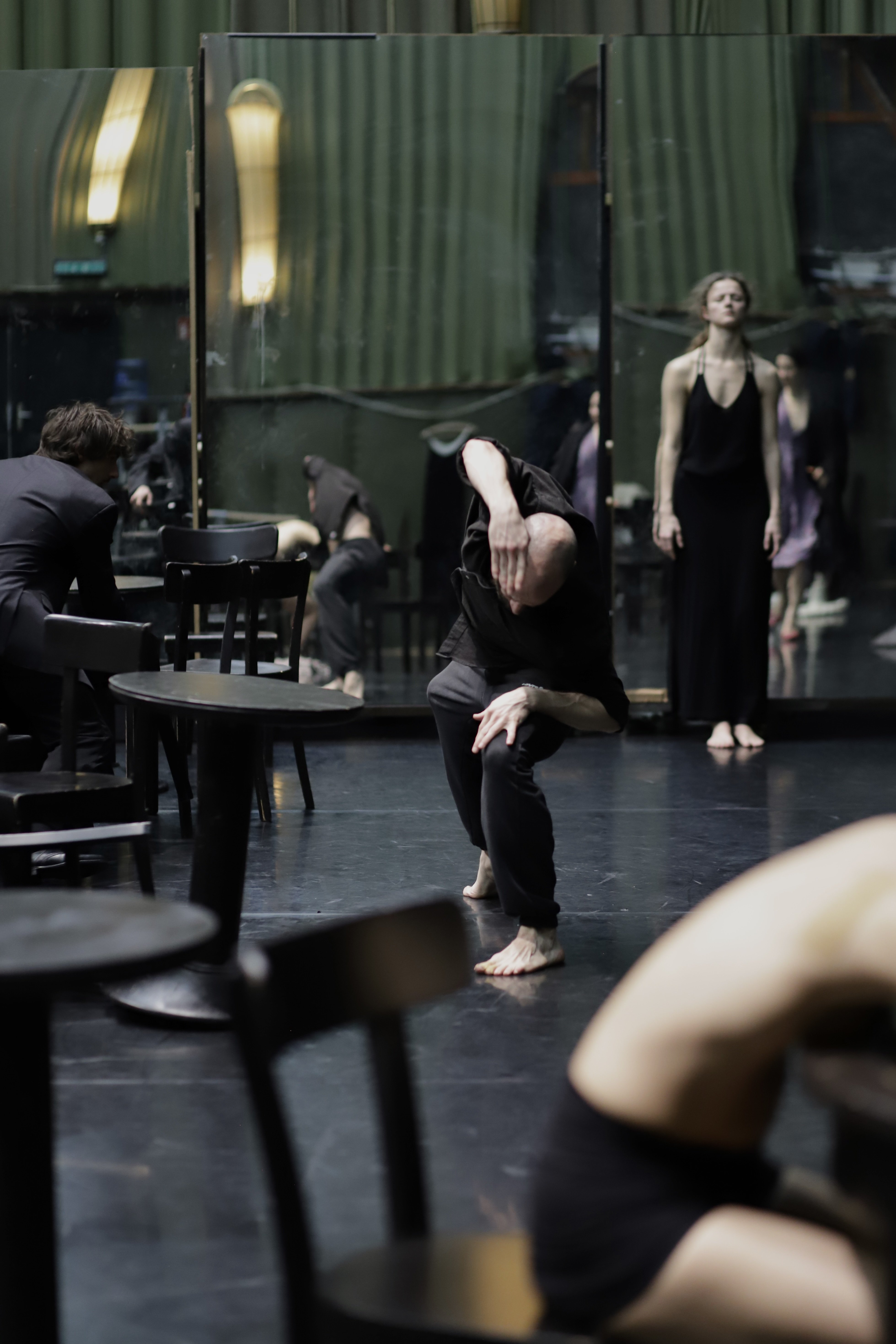 在《Forever -  Immersion dans Café Müller de Pina Bausch》表演舞台上的舞者。