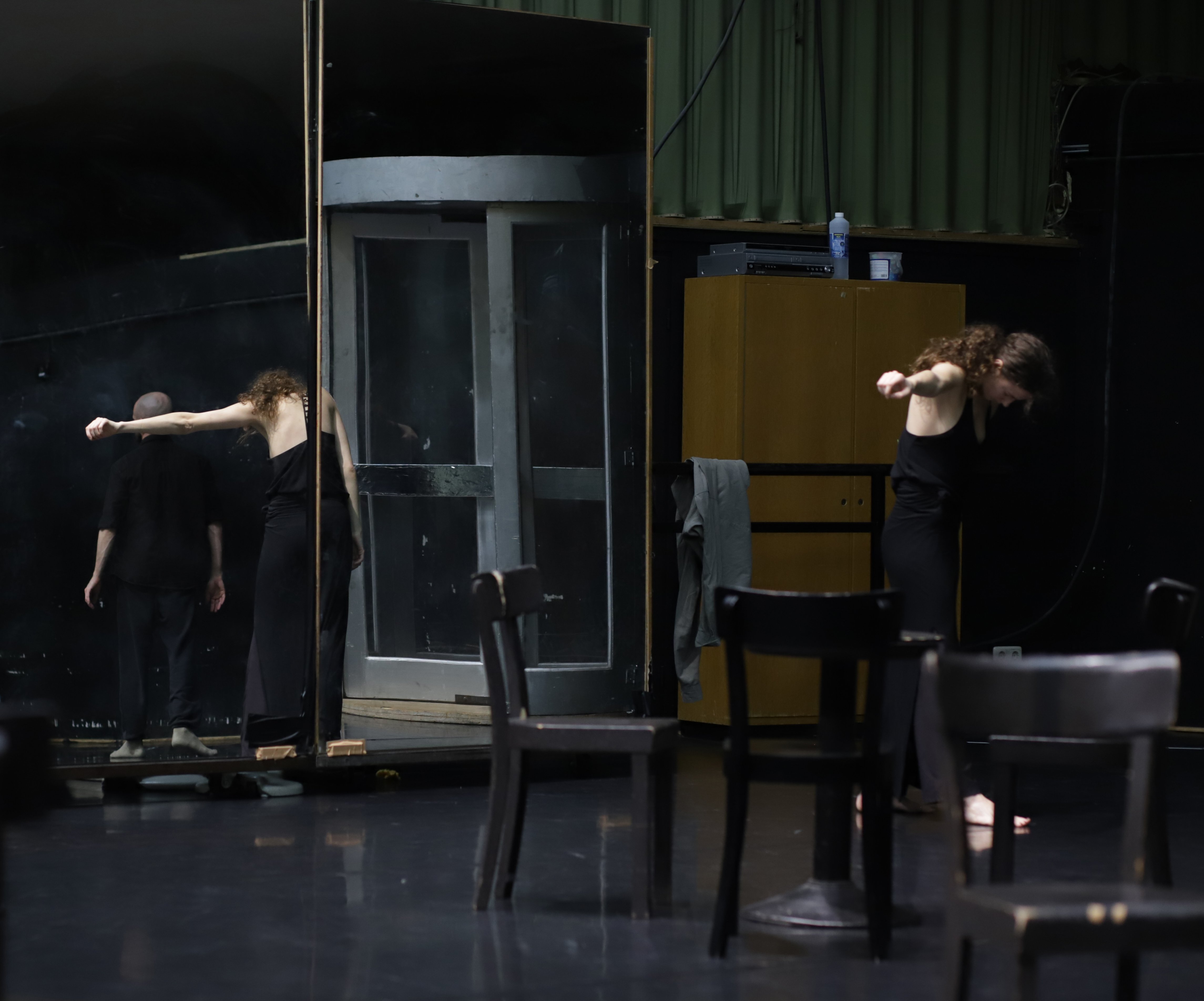 在《Forever - Immersion dans Café Müller de Pina Bausch》中，舞者伸展手臂，背對著鏡子。