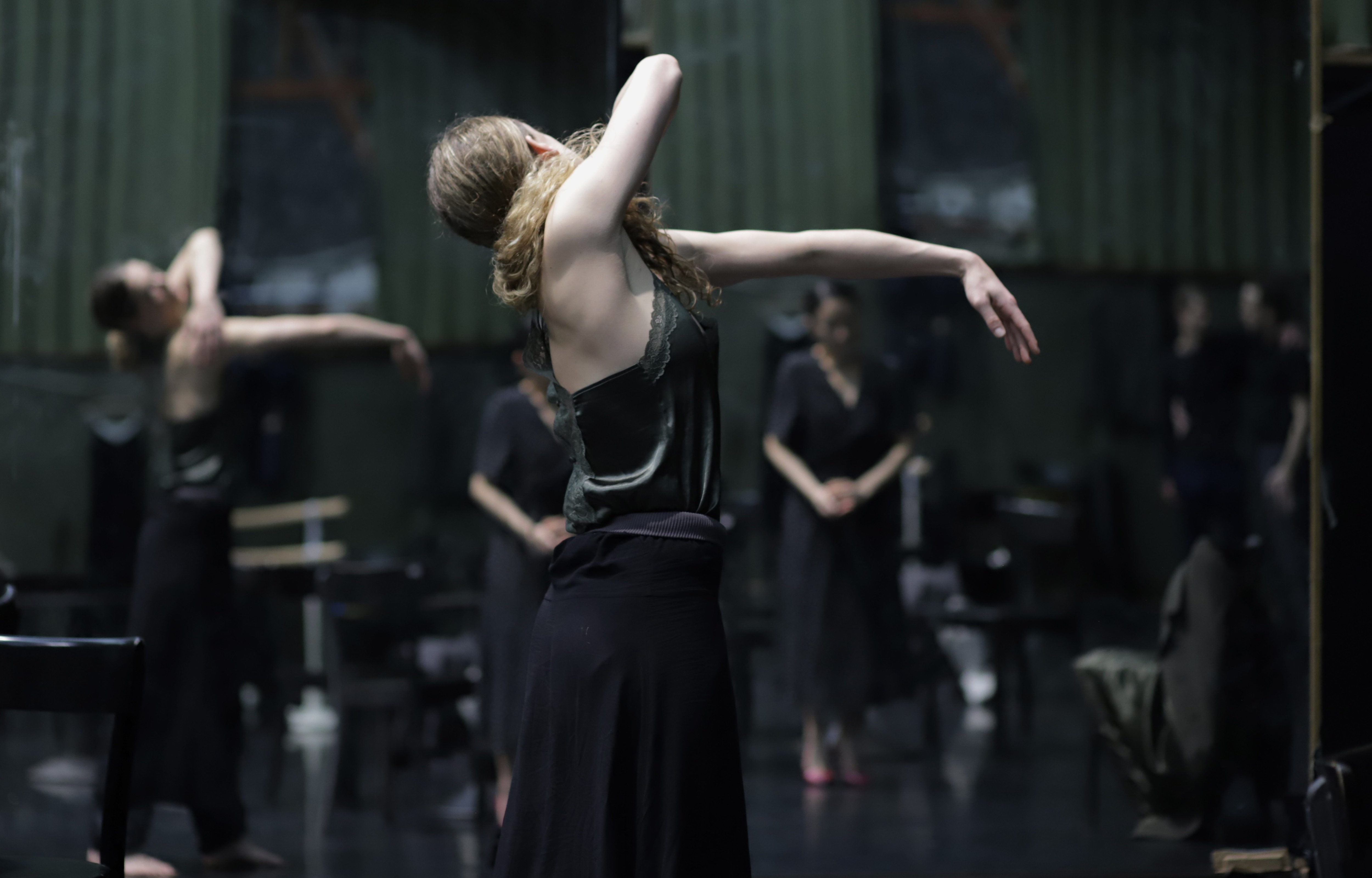 在《Forever - Immersion dans Café Müller de Pina Bausch》中的一對舞蹈拍擋。