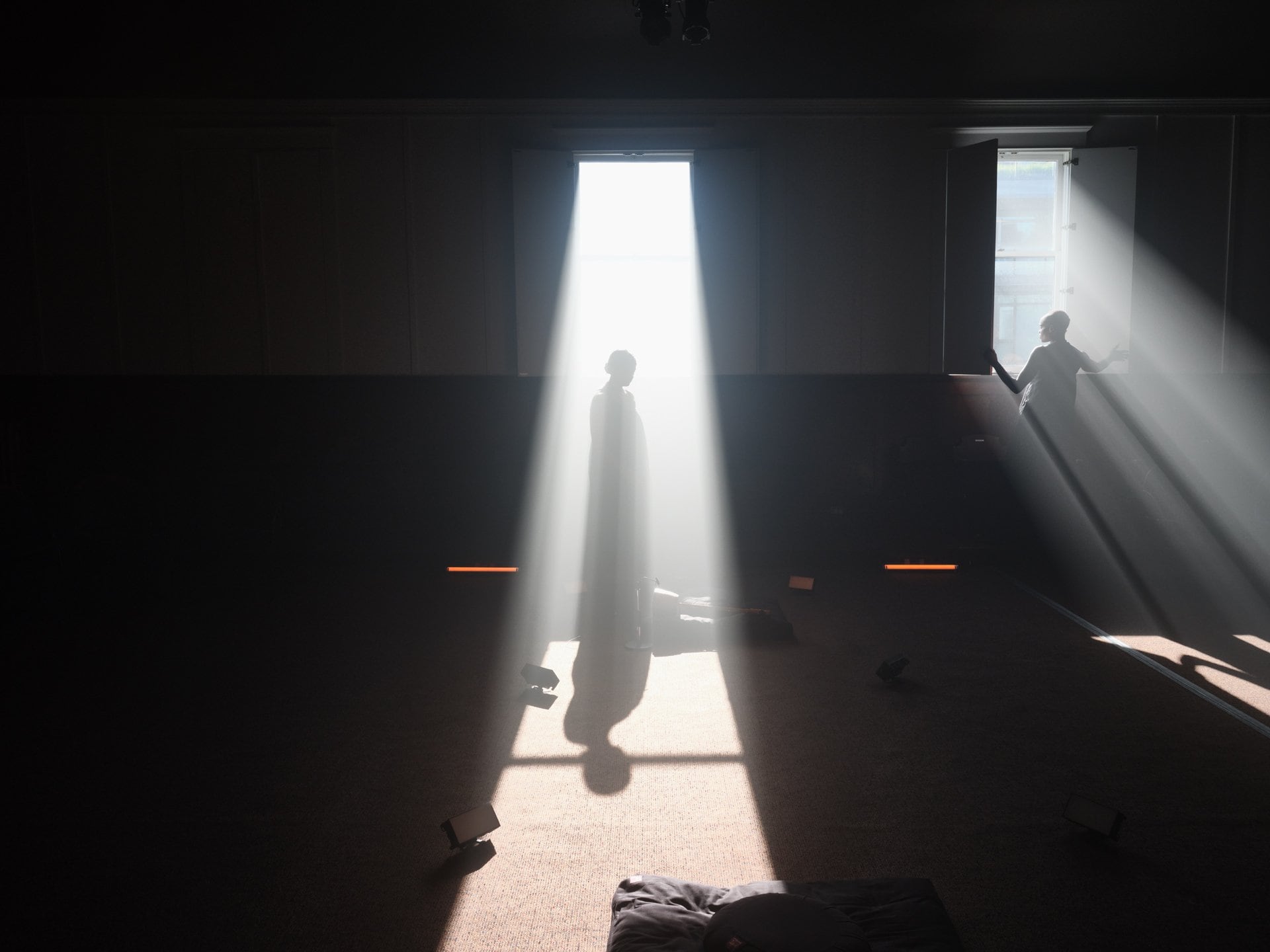 Une silhouette sous un faisceau de lumière.