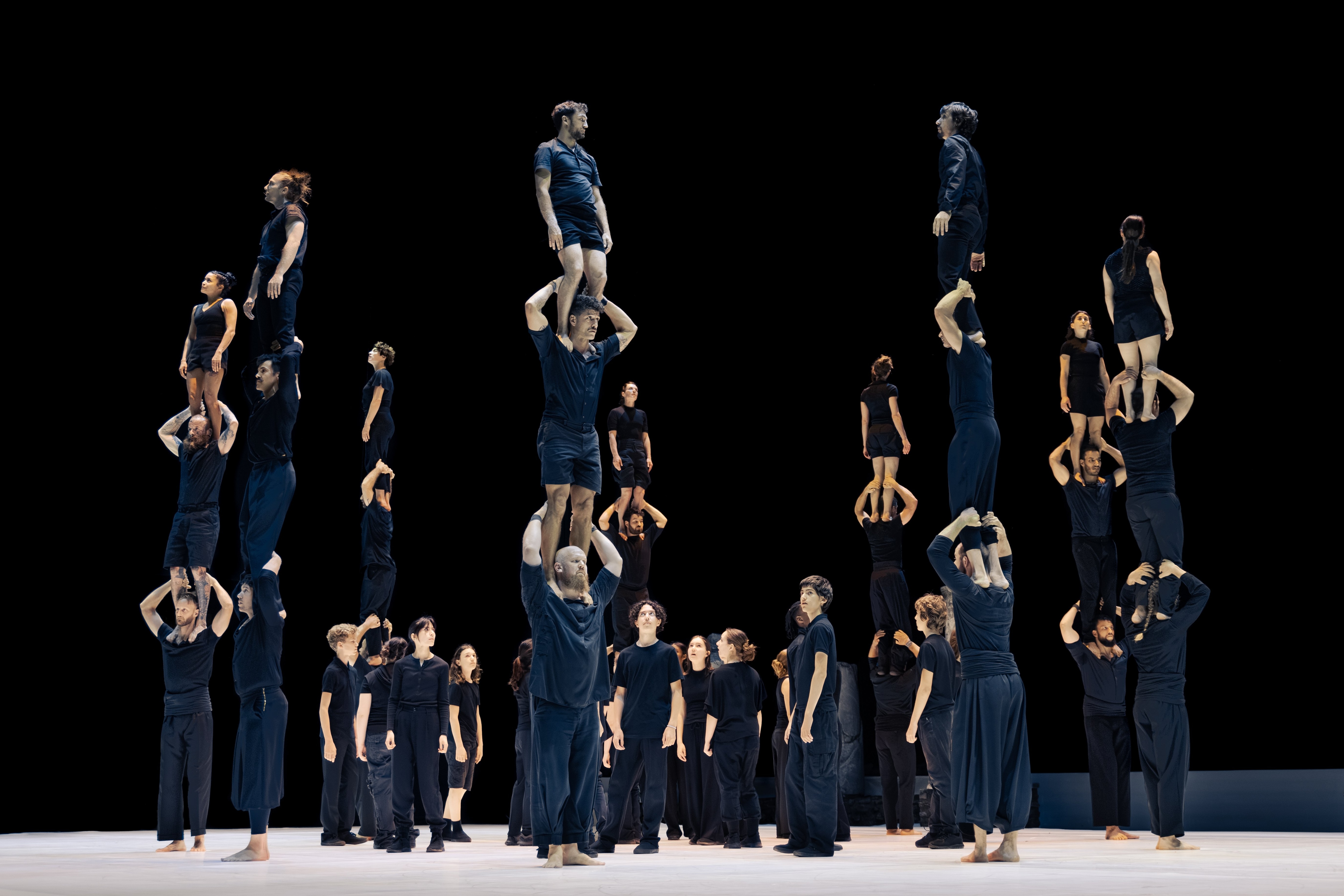 Groupe de danseurs en pleine acrobatie