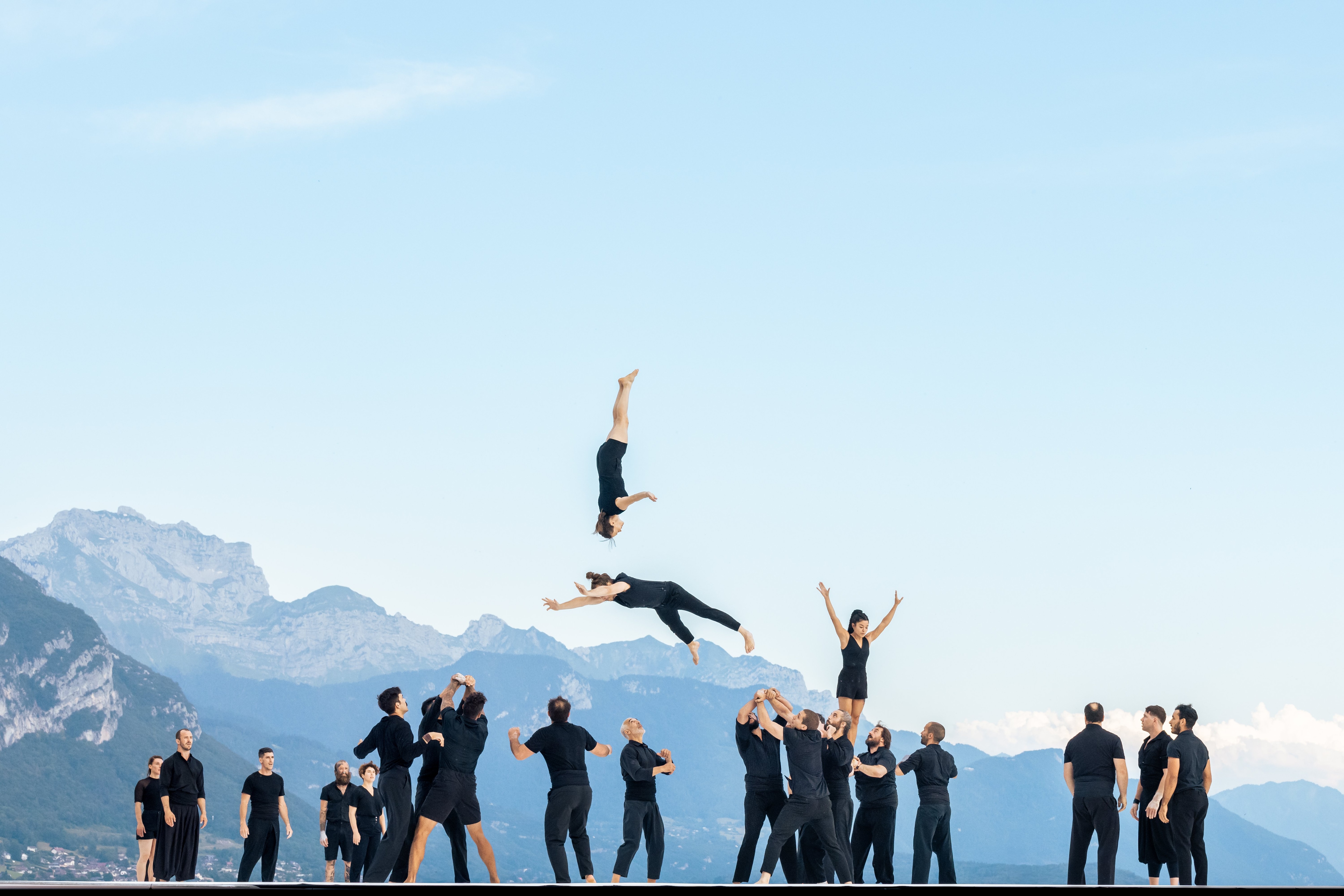 Danseurs sautant en l'air