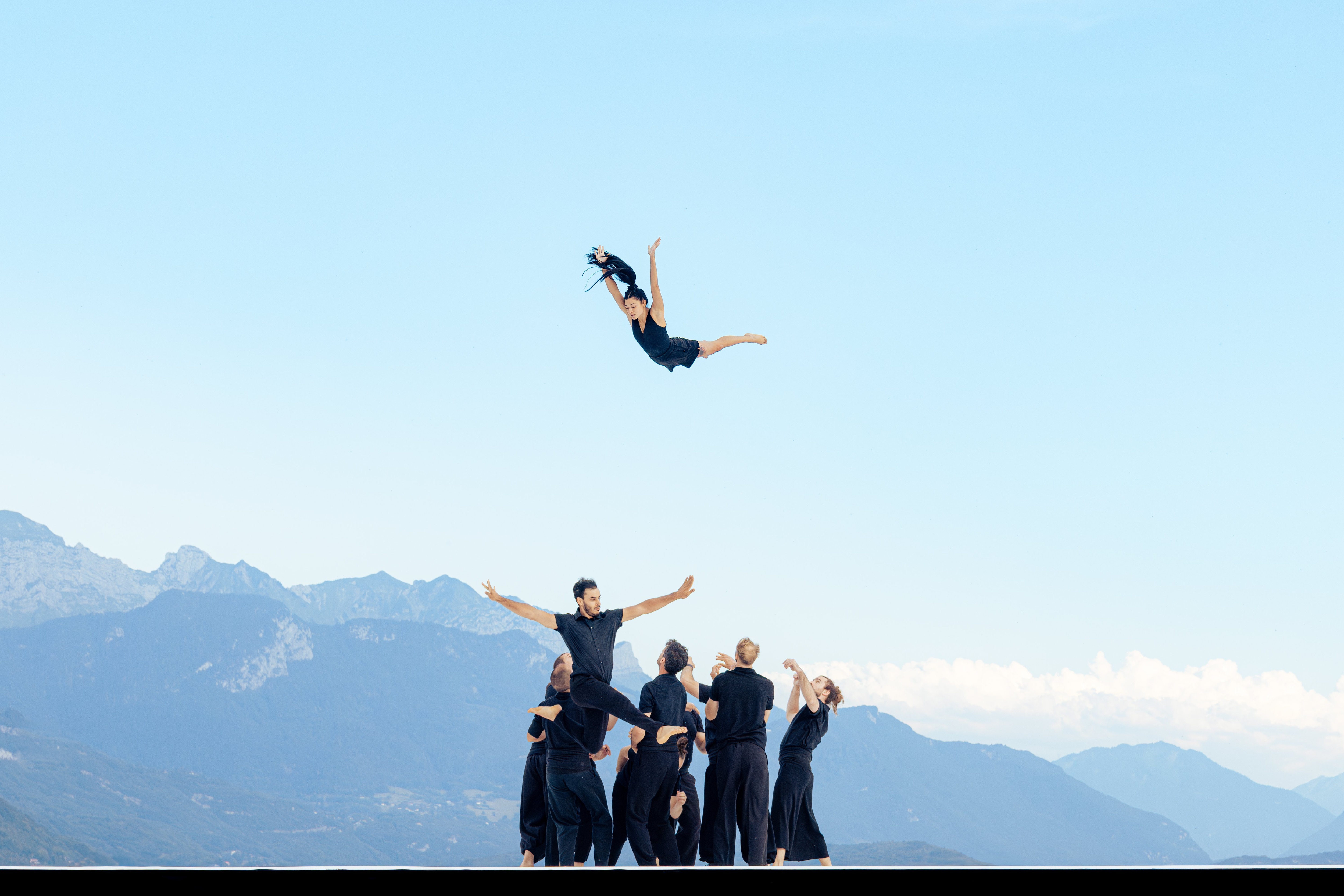 Danseuse en suspension au dessus d'un groupe de danseurs