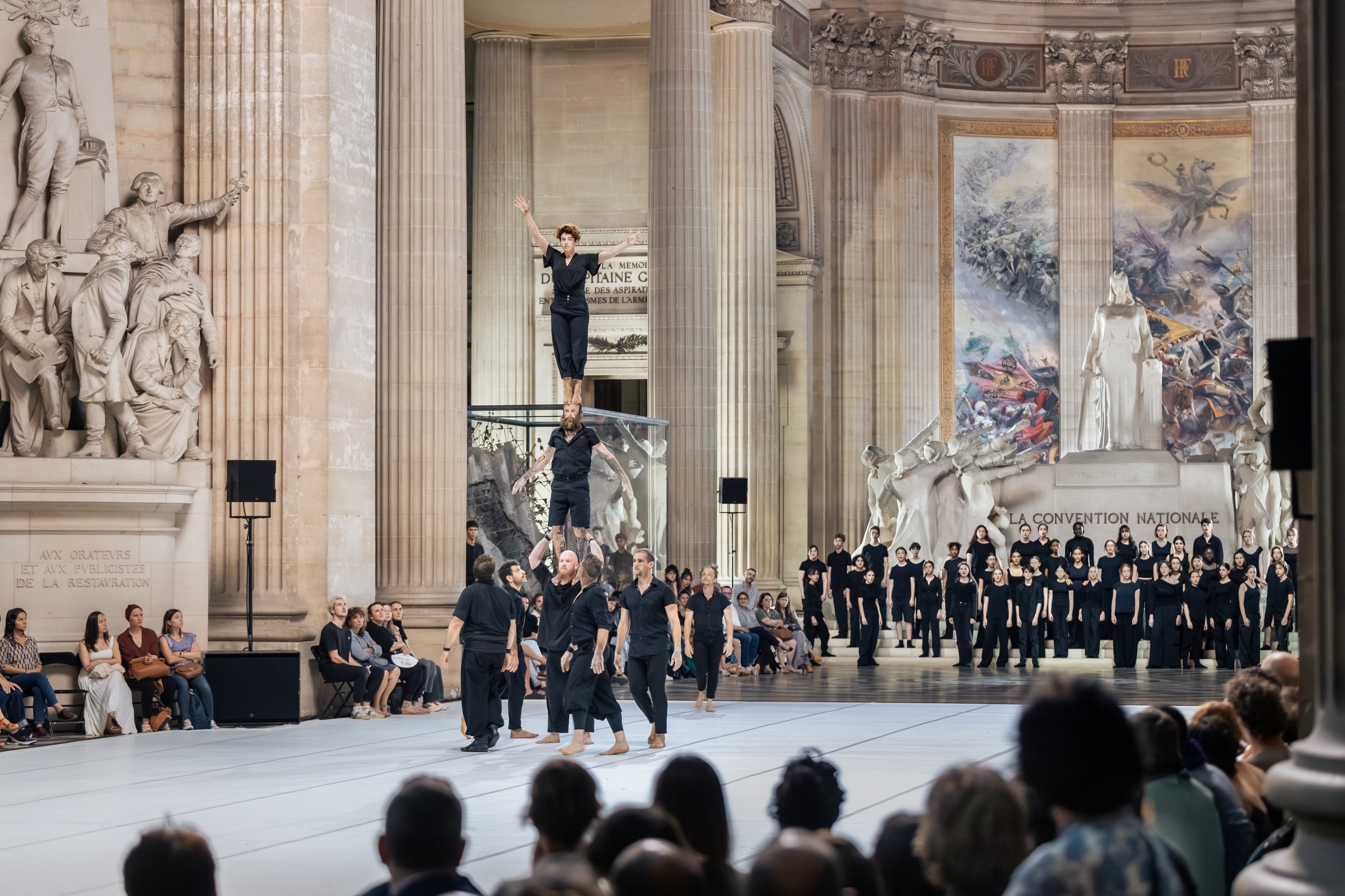 Porté de danseurs au milieu du Panthéon