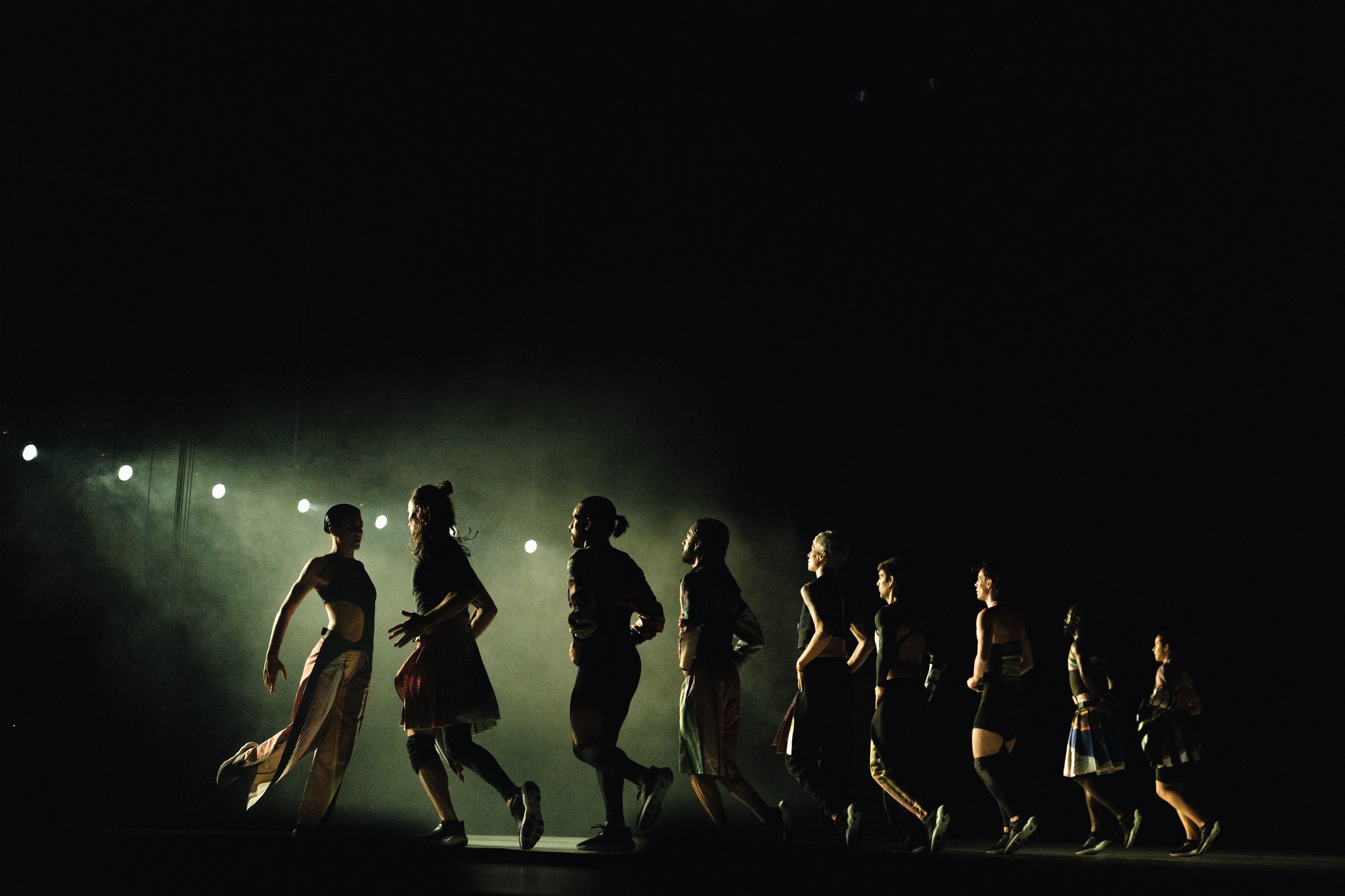 Groupe de danseurs sur scène dans CARCAÇA