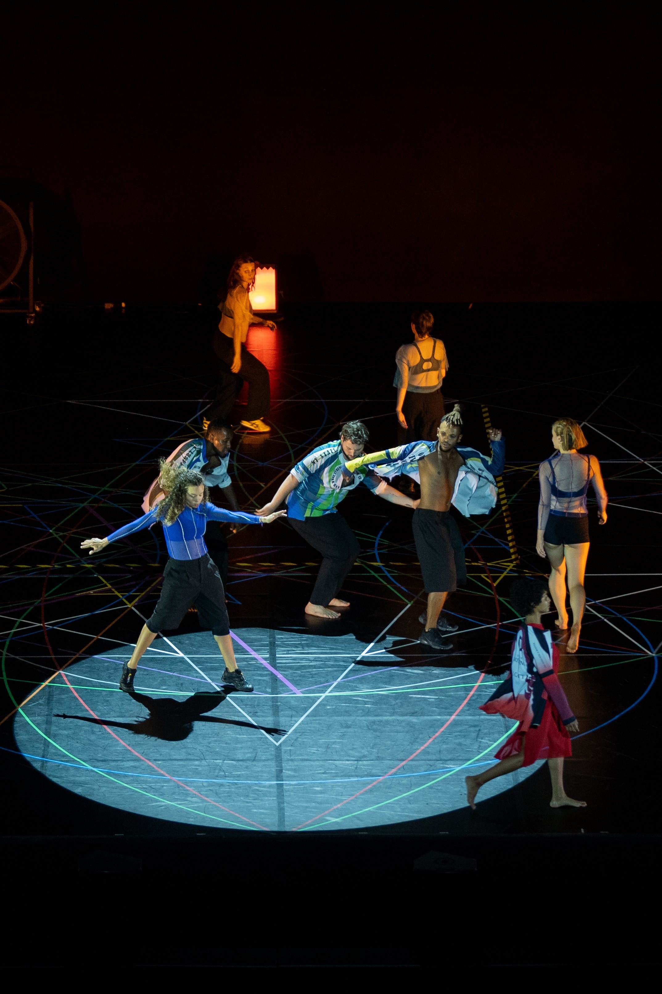 Groupe de danseurs dans Exit Above