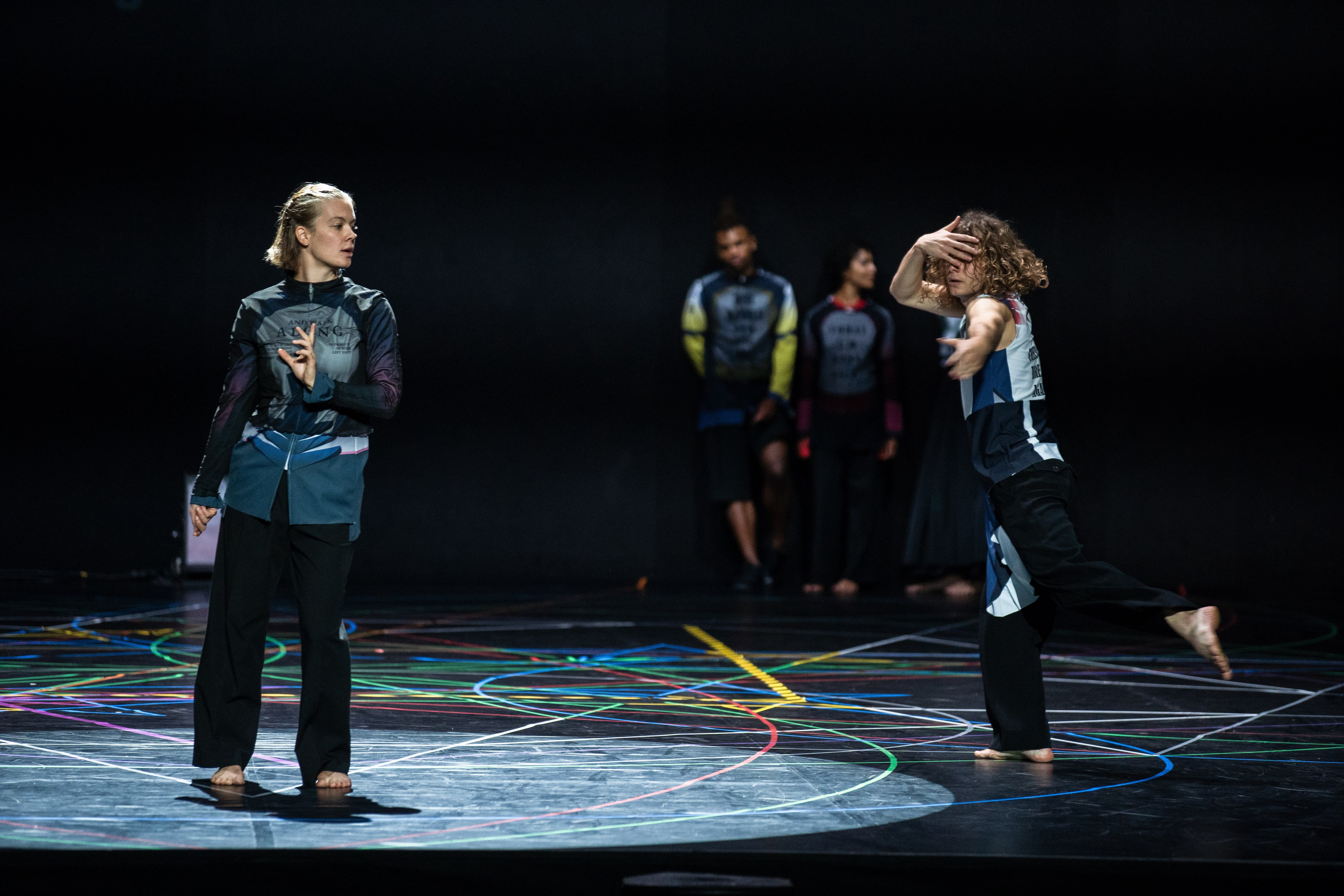 Duo de danseuses dans Exit Above