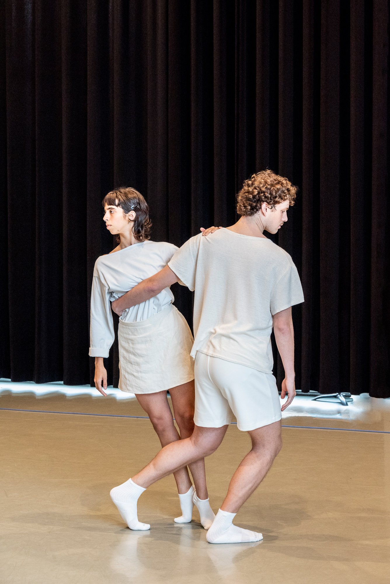 Deux danseurs du CNSMDP qui s'équilibrent
