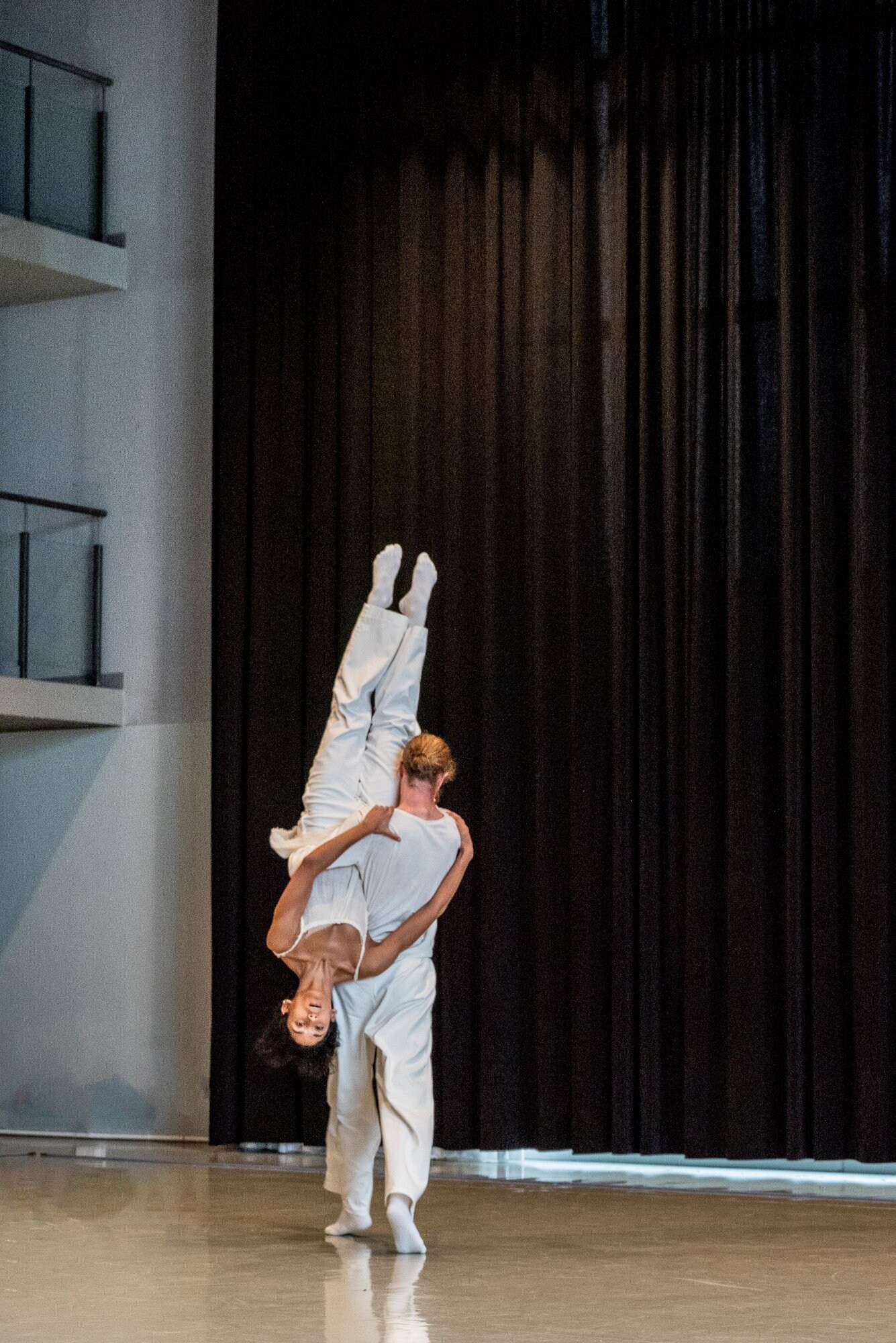 Un danseur portant une danseuse