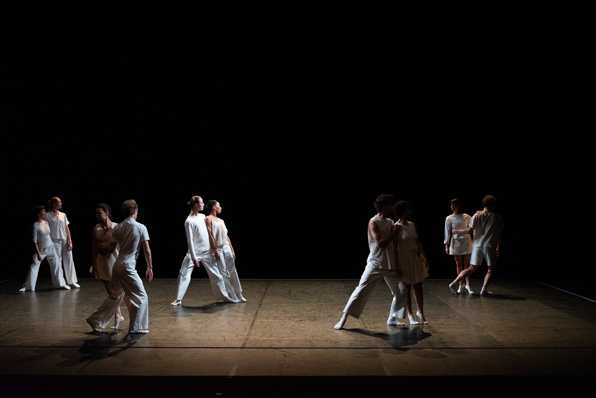 Groupe de danseurs sur scène.