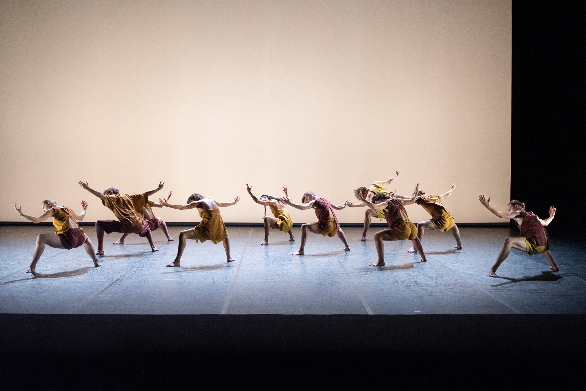 Groupe de danseurs synchronisés.
