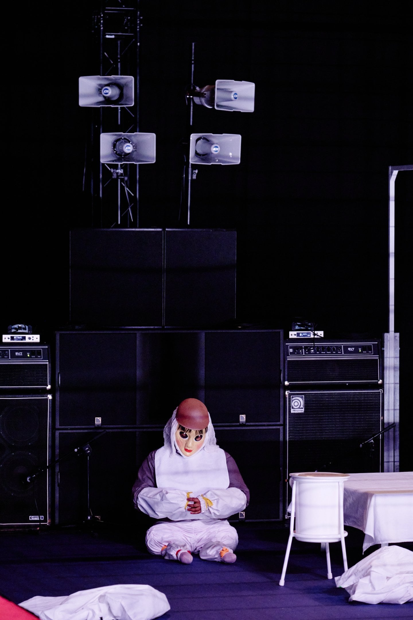 actor resembling a puppet