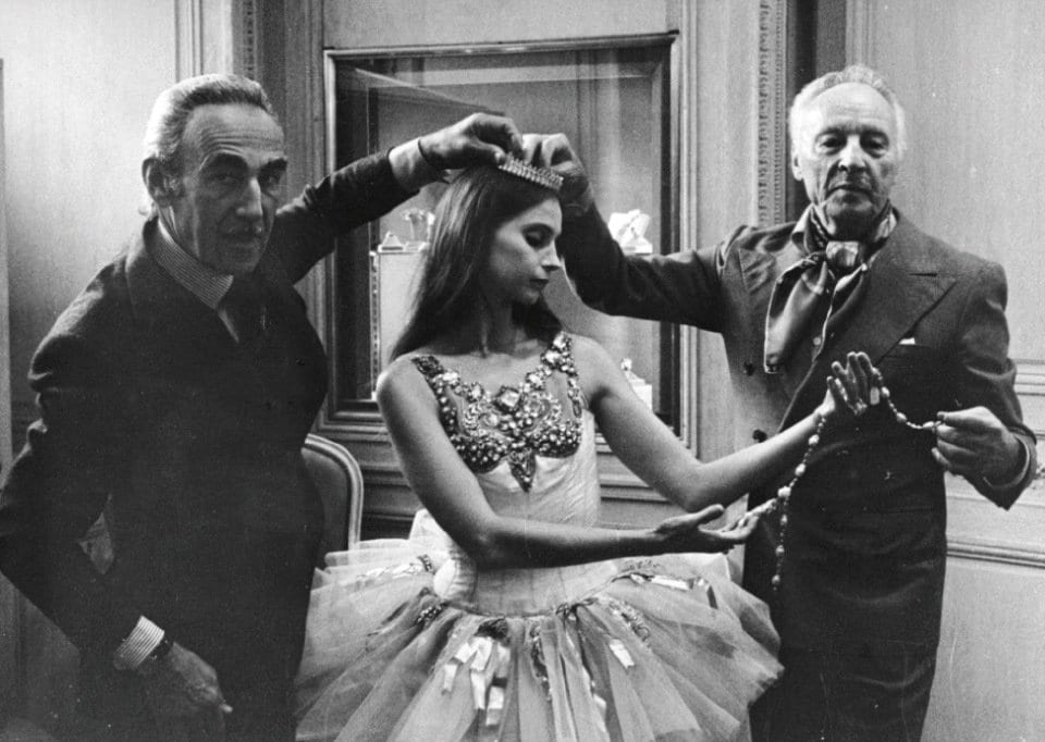 Photo de la danseuse Suzanne Farrell entourée de Claude Arpels et George Balanchine