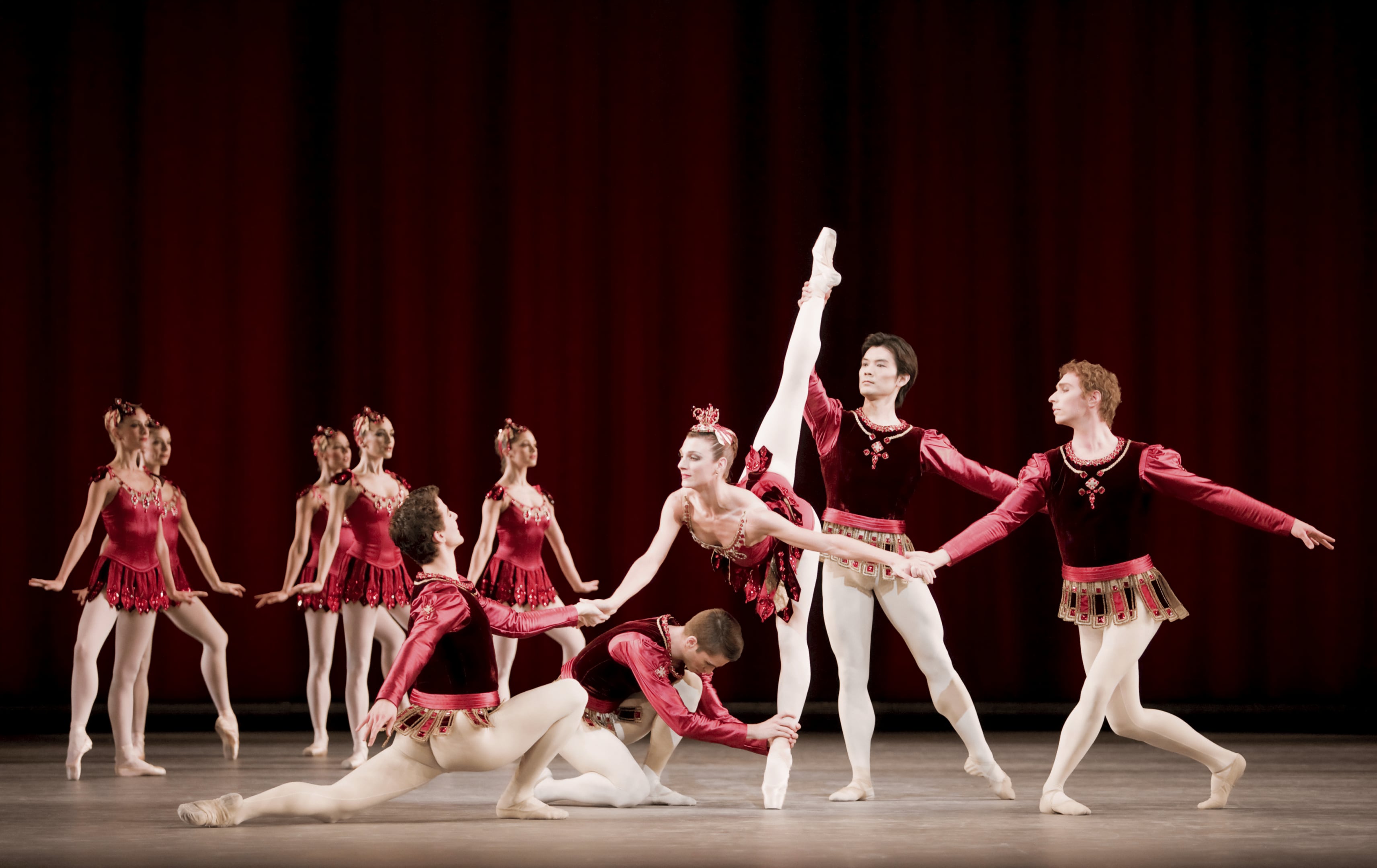 Photo d'une représentation du ballet Joyaux montrant un groupe de danseurs en costumes rouges