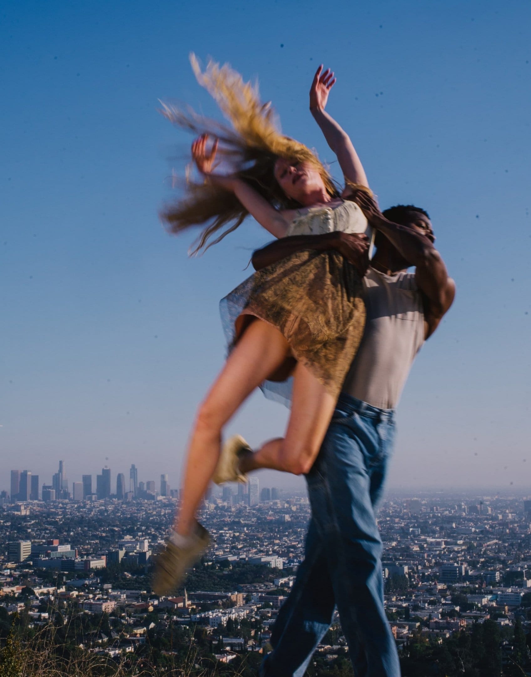 Photo d'une représentation du spectacle Romeo & Juliet Suite montrant un danseur portant une danseuse 