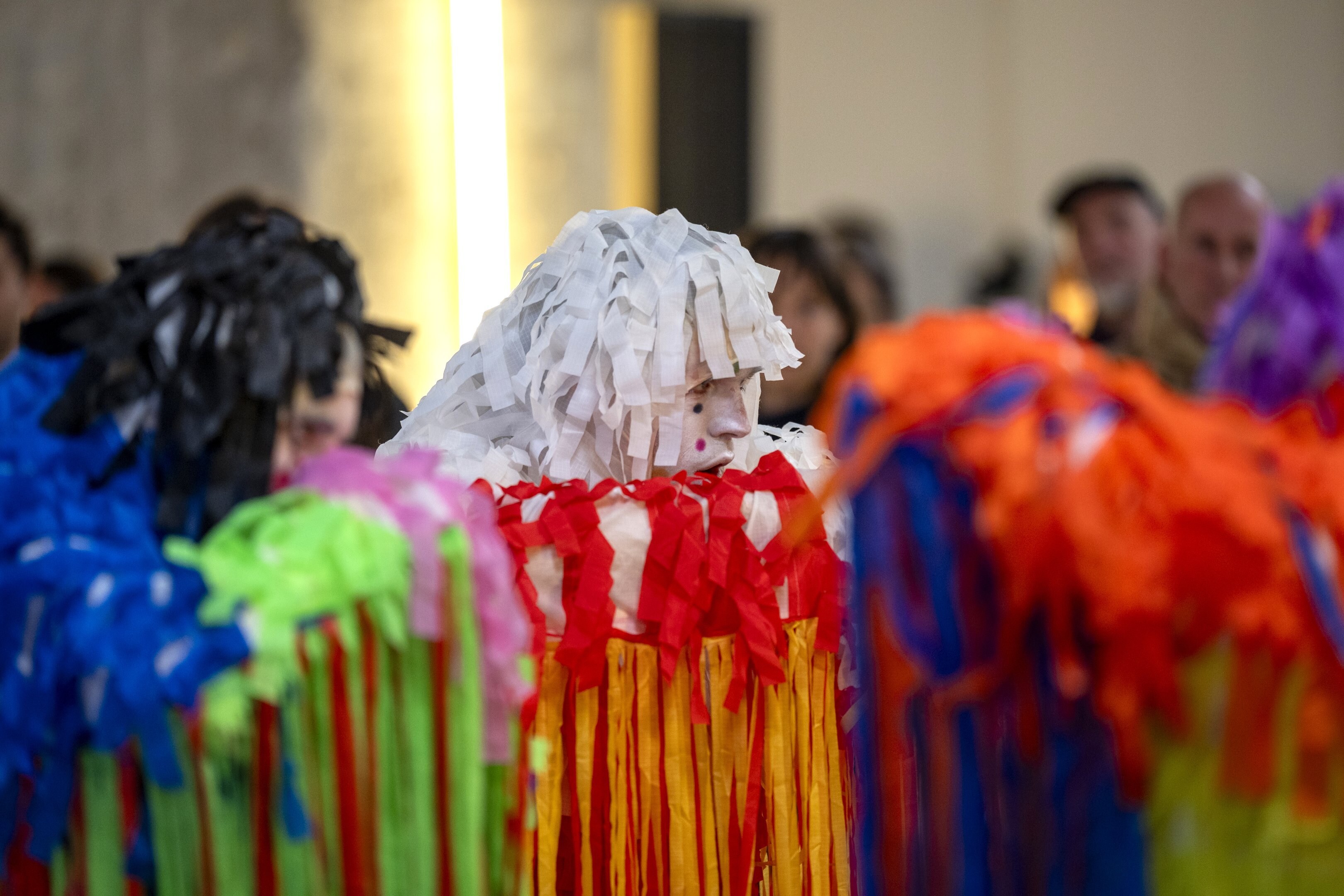 danseurs dans des costumes de papiers, de couleurs différentes 