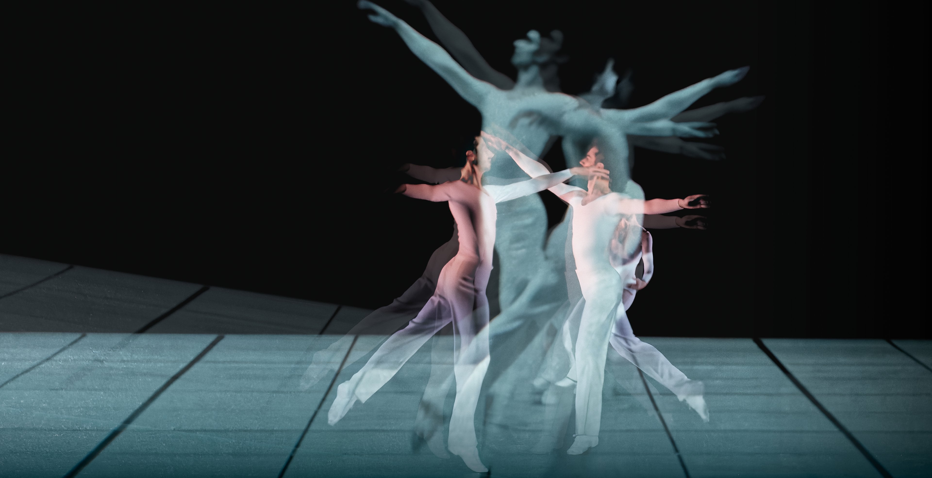 Danseurs sautant en l'air avec un fond noir.
