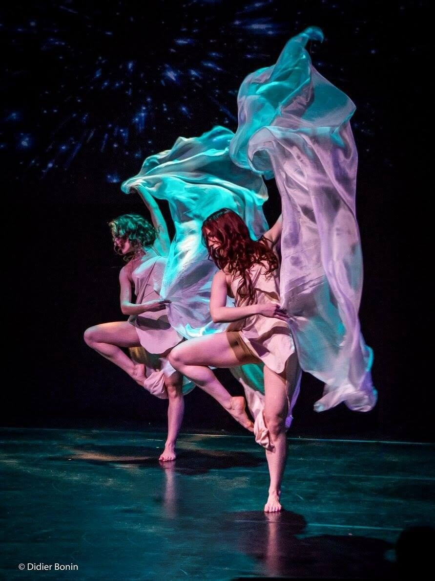 Deux danseuses avec un voile transparent