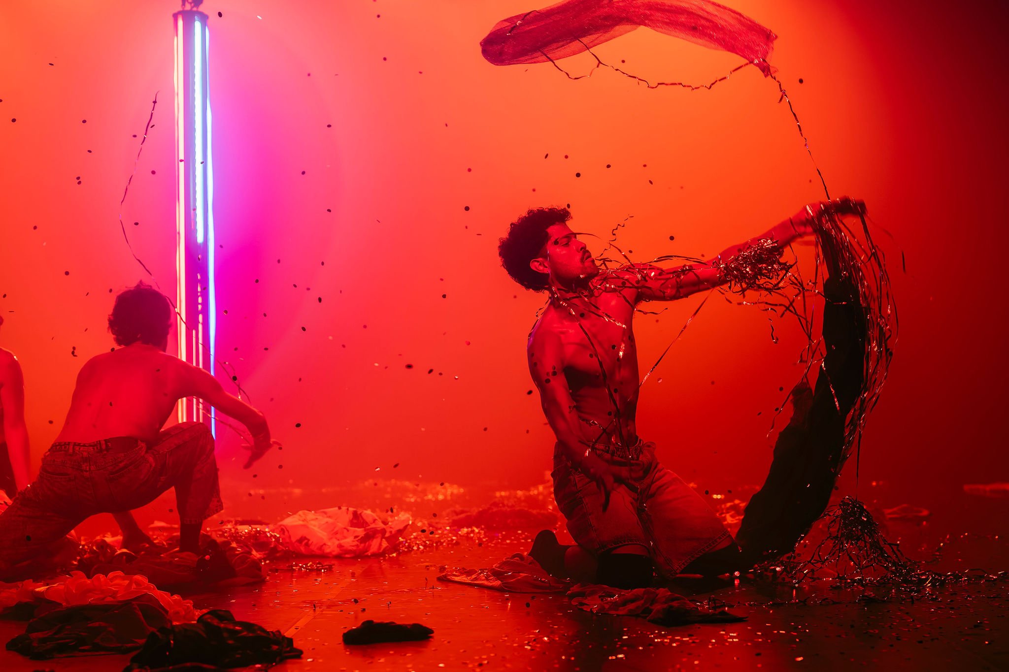 danseurs jouant avec des confettis au sol