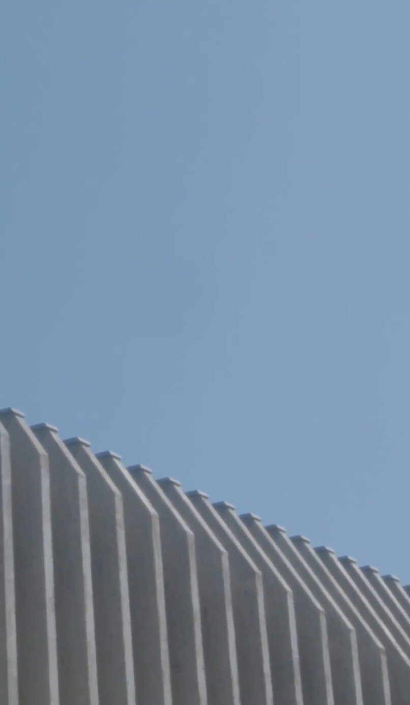 Batiment en béton avec un bout de ciel bleu