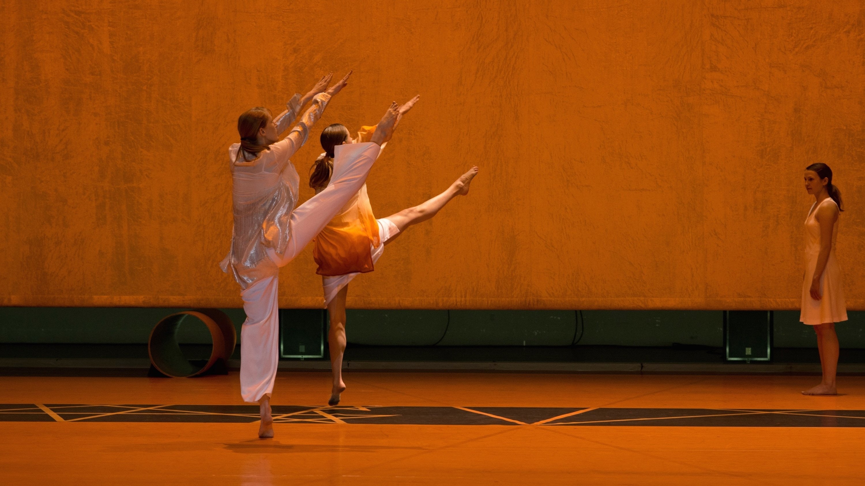 正在表演Anne Teresa de Keersmaeker作品《Drumming Live》的舞蹈演员