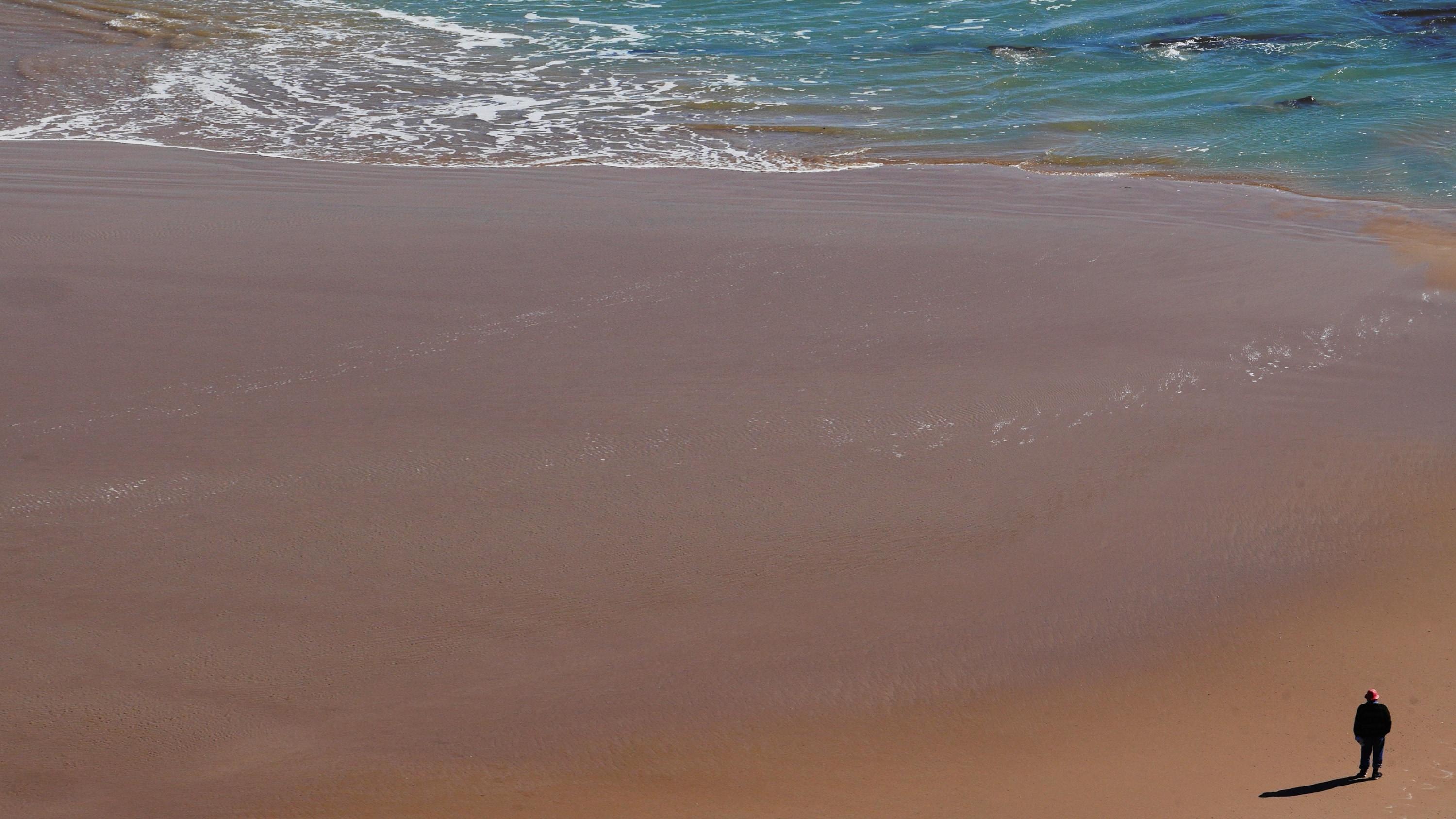 Bord de mer avec rivage et silhouette