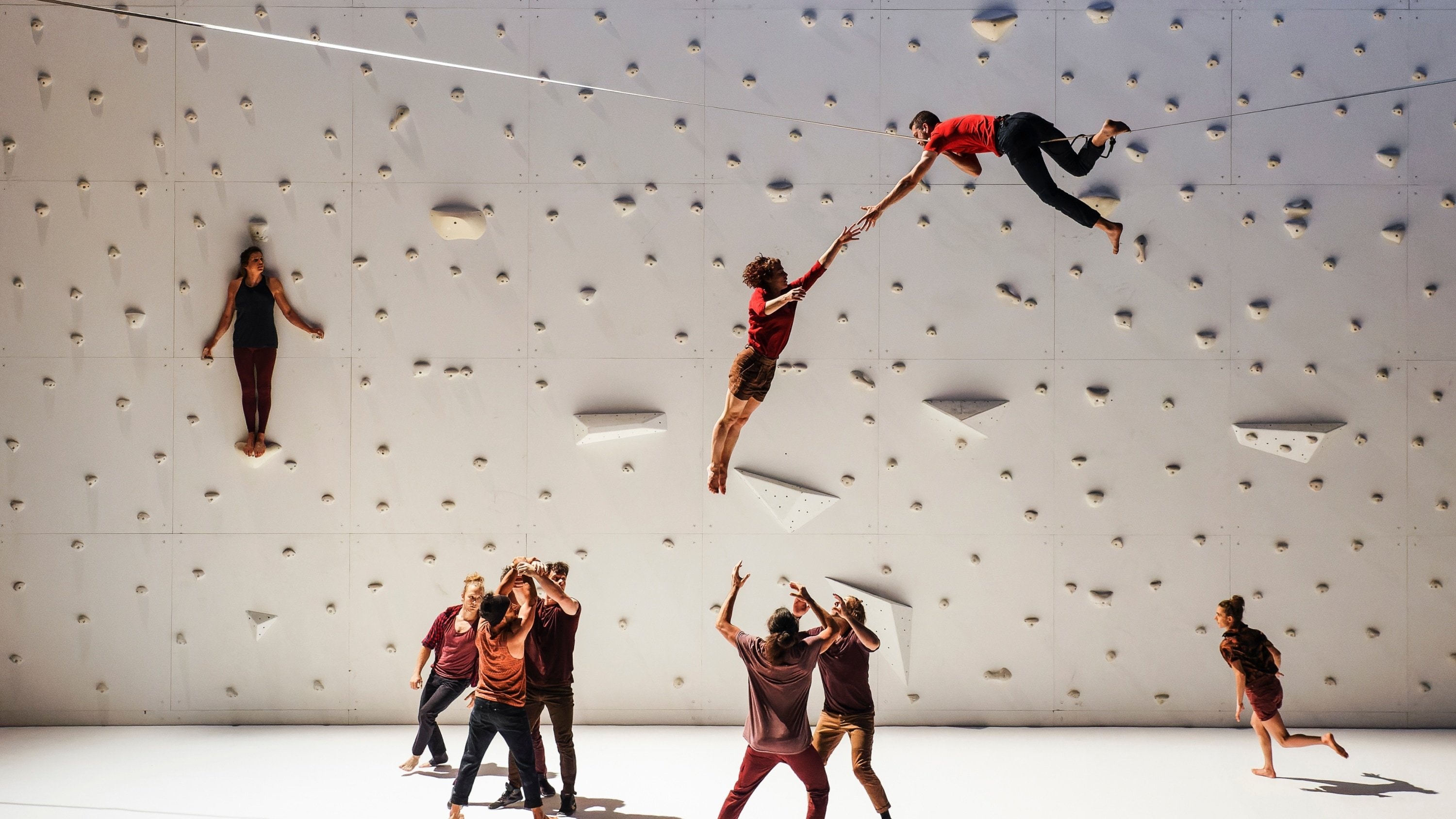 Danseur dans les airs dans corps extrêmes de Rachid Ouramdane 