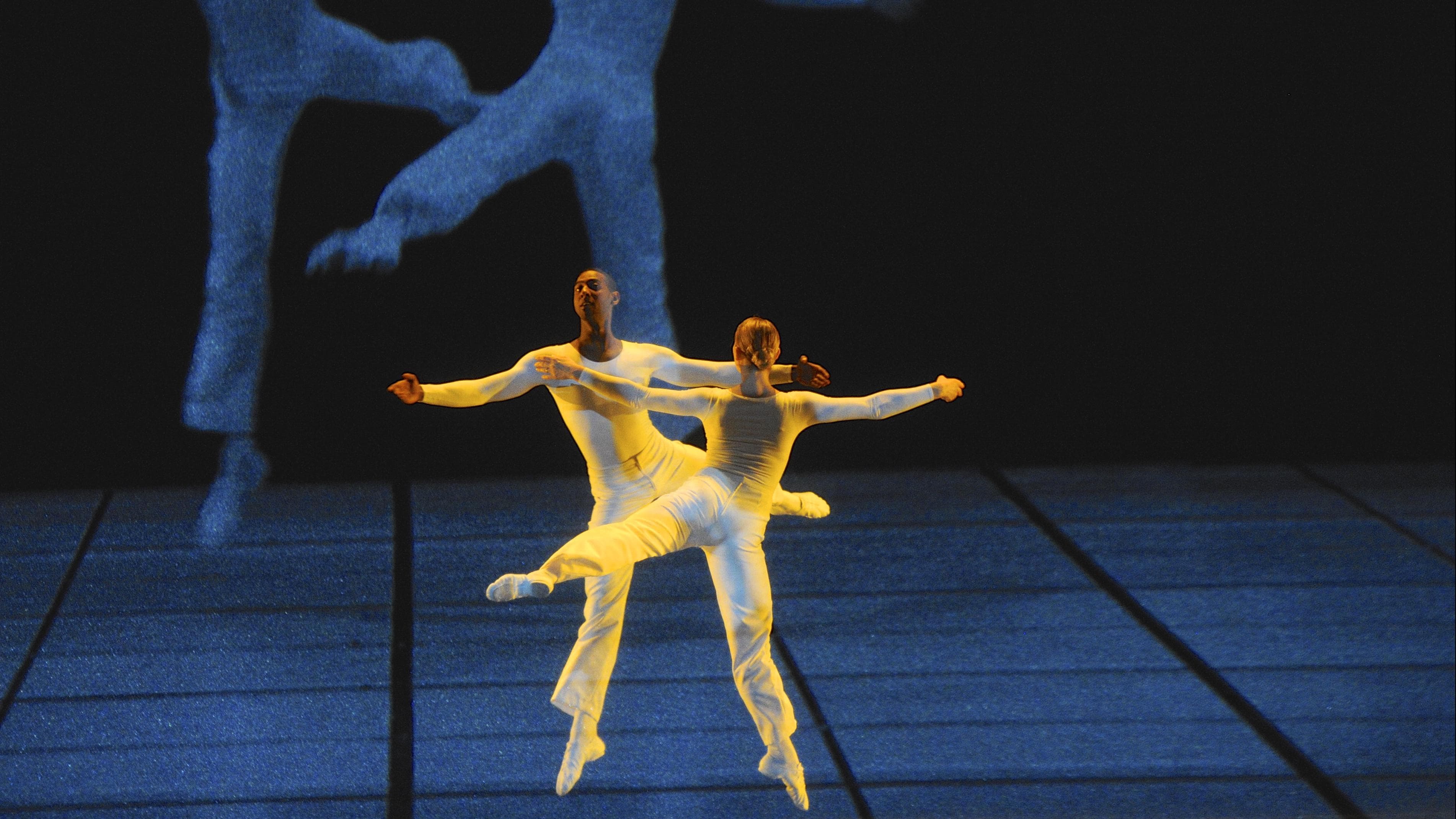 「Lucinda Childs作品《Dance》中跳躍的舞者」