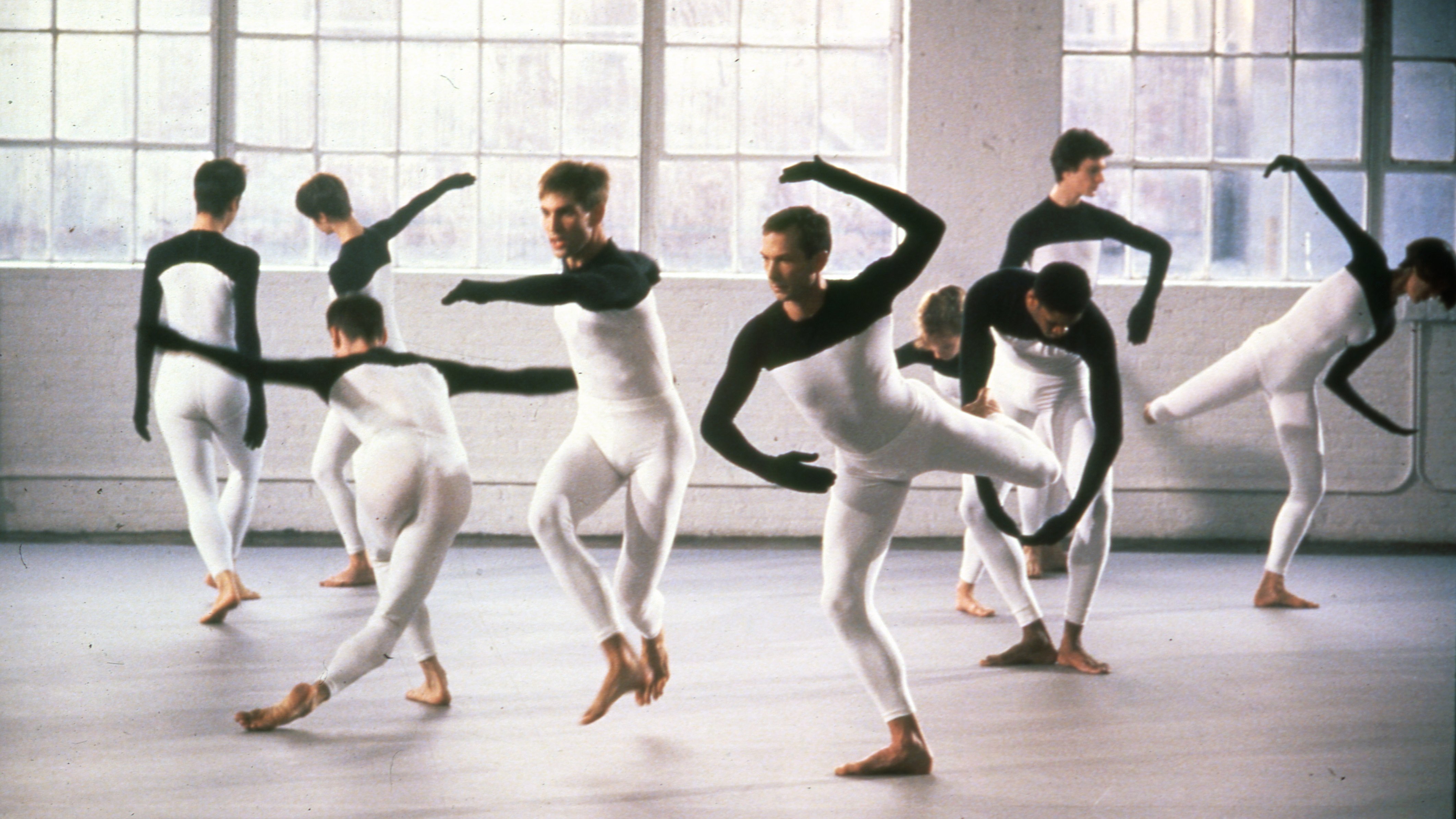 Danseurs en académique blanc avec bras noirs