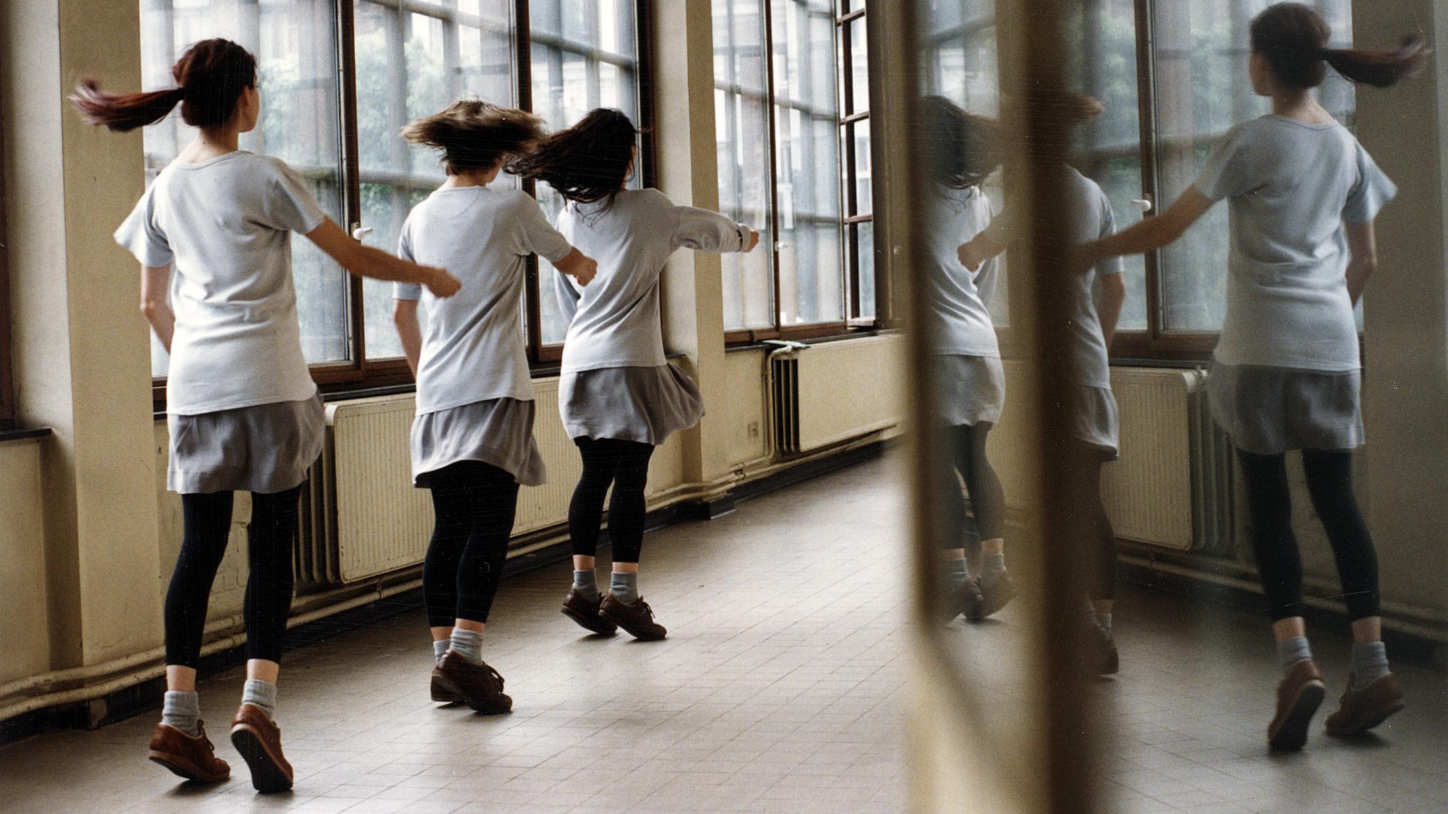 「3名女孩在窗前列隊跳舞」