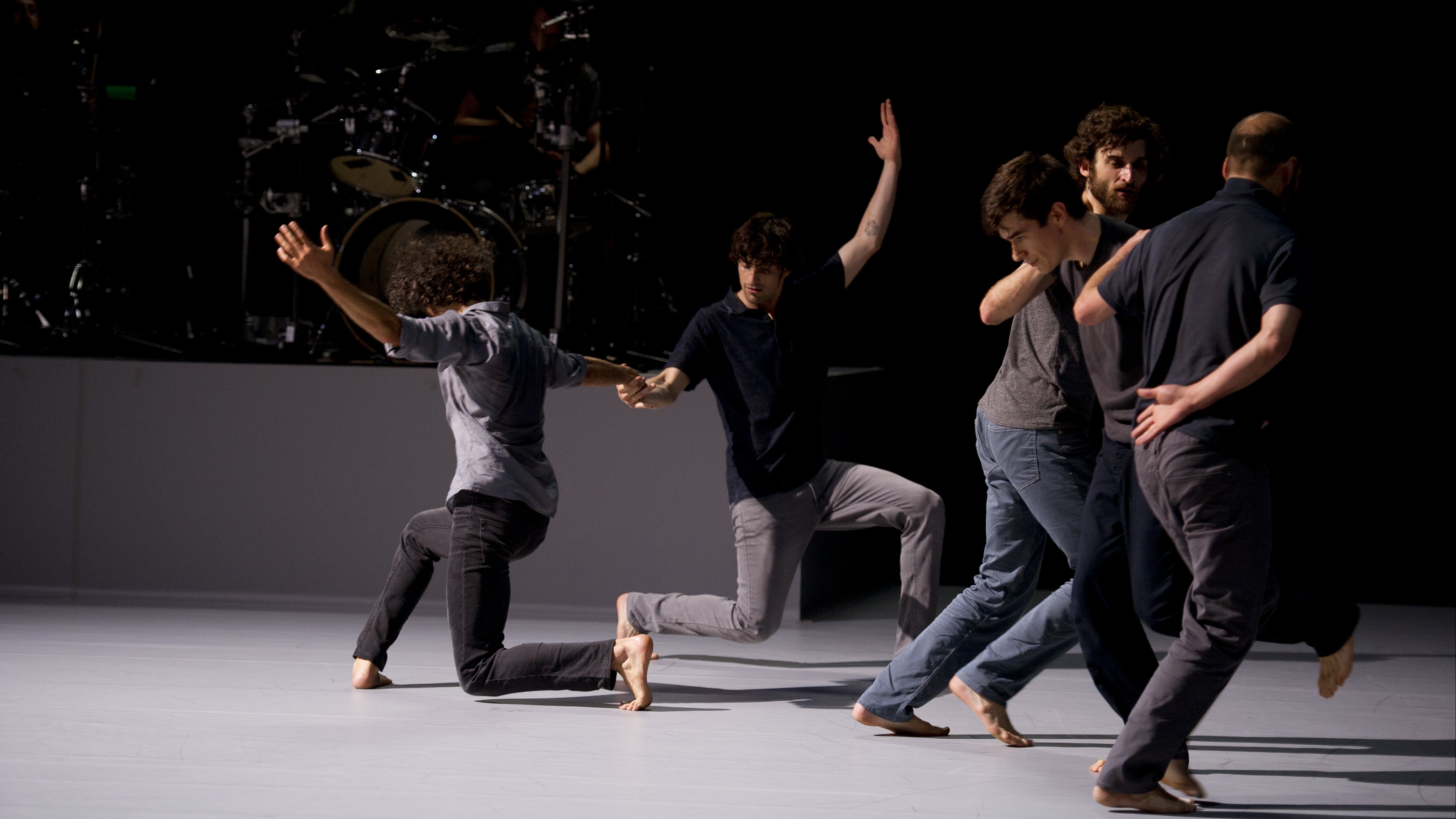 5 danseurs performent d'après une histoire vraie