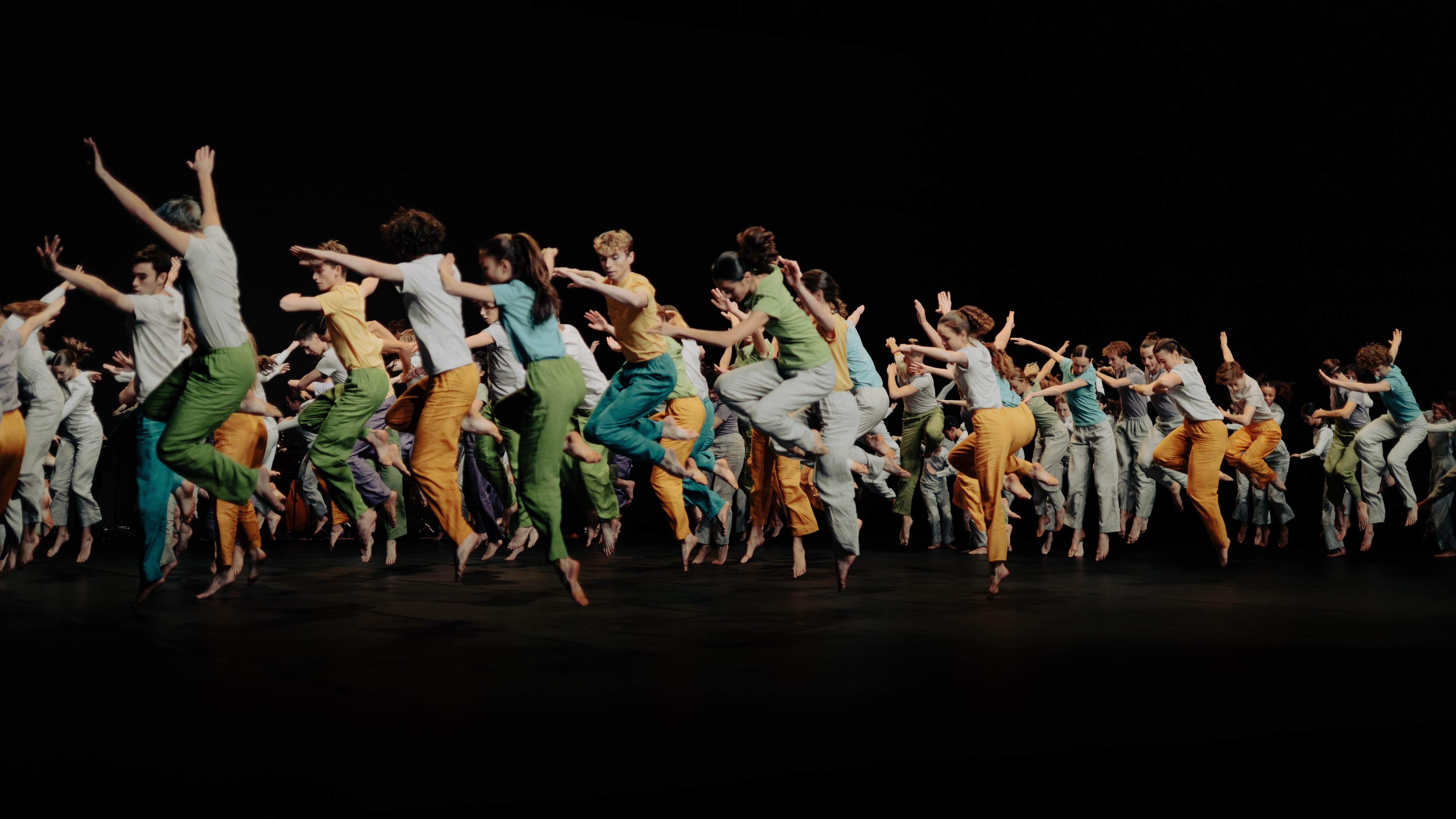 plusieurs danseurs habillés aux vêtements colorés 