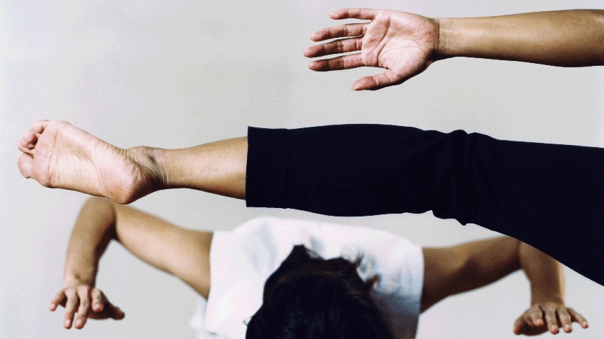 danseur penché derrière la jambe et le bras pointus