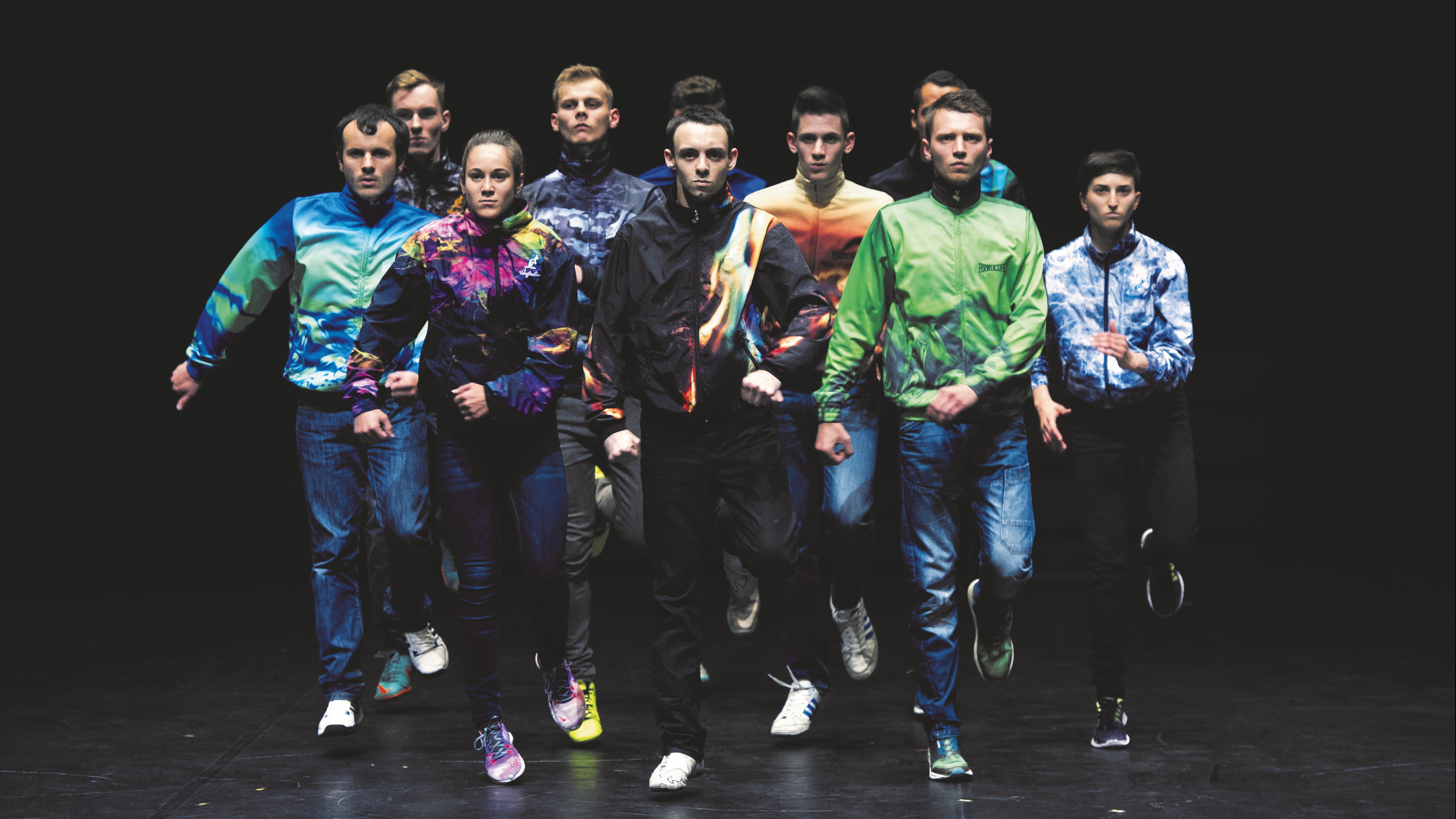 un groupe de danseurs marchant vers l'avant