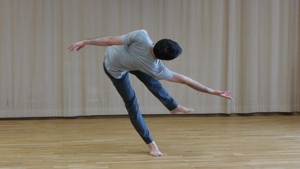 danseur initiant un mouvement de rotation dont le torse le bras s’élancent vers l’arrière