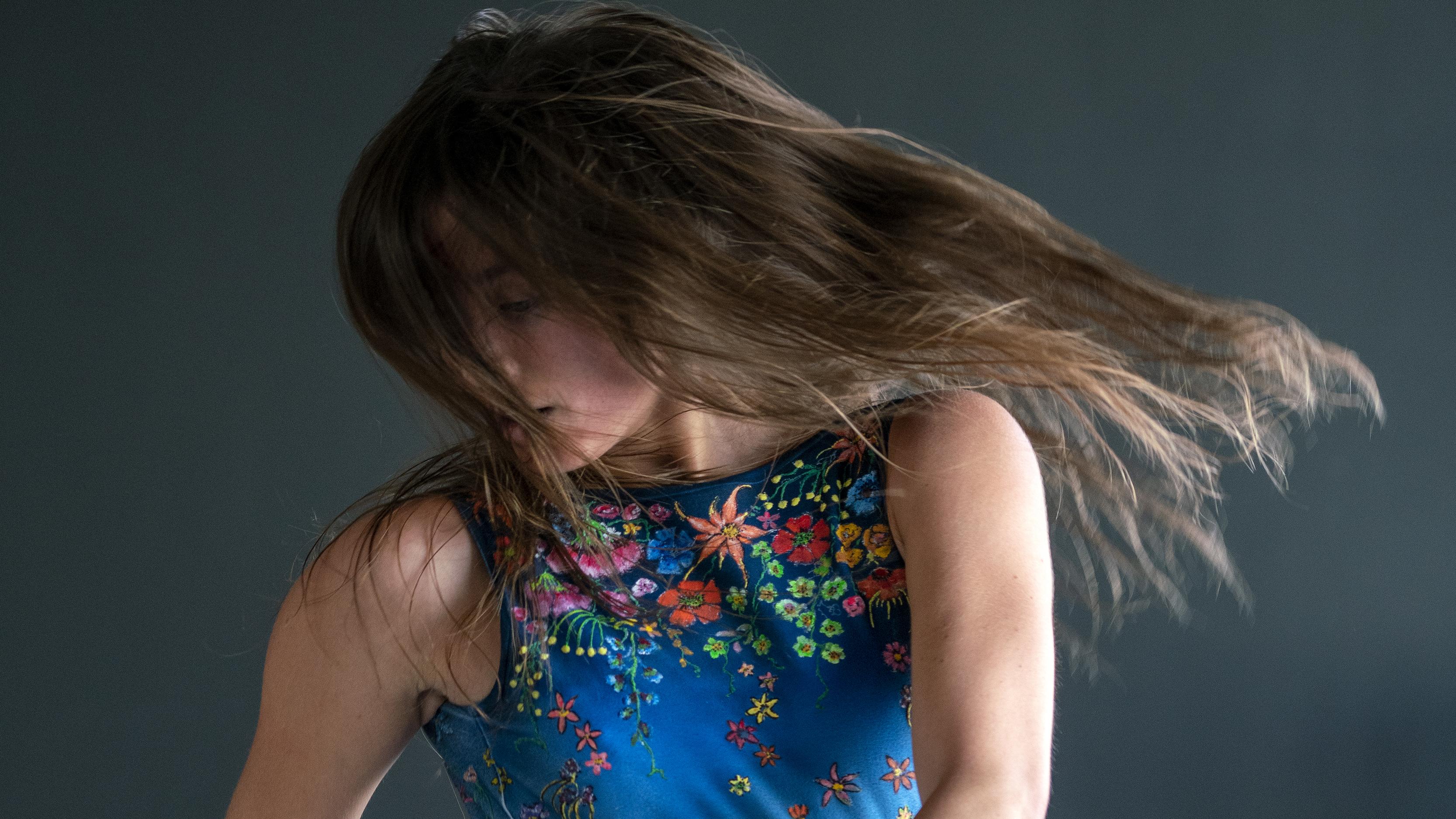 Danseuse vêtue de bleu en mouvement