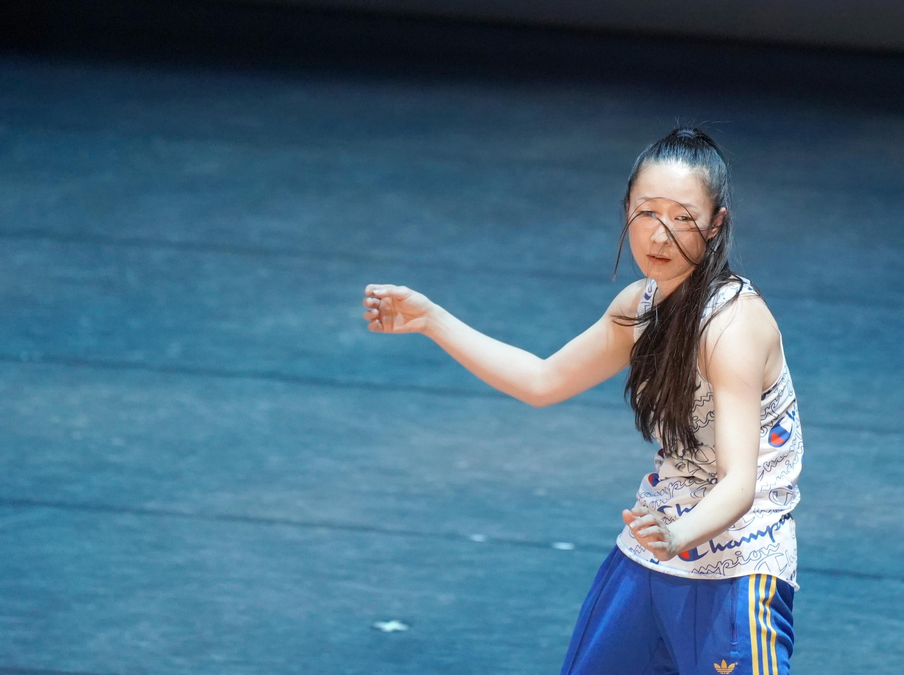 Ema Yuasa，在《I am a Battlefield of Narratives》中的舞蹈