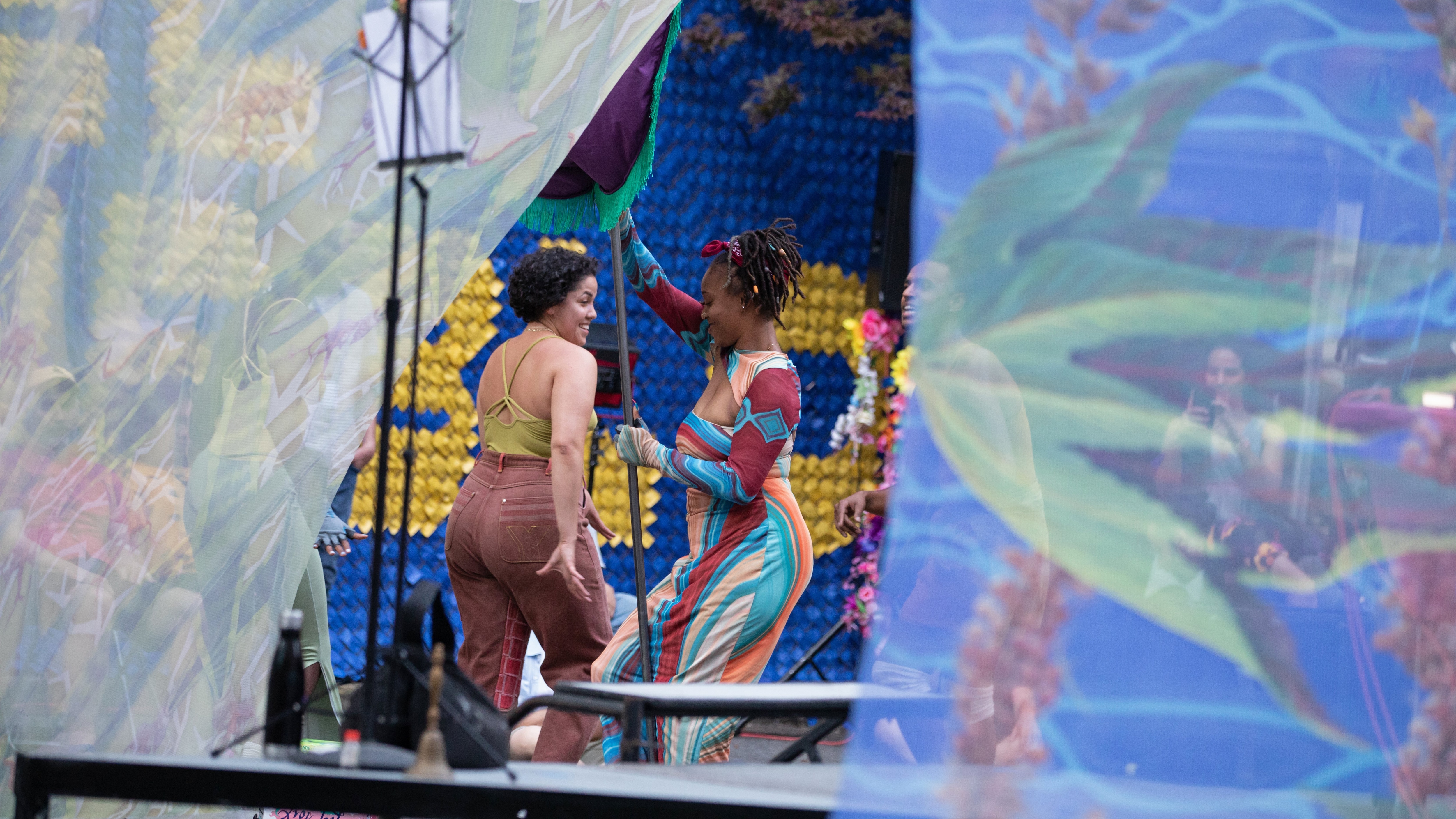 Deux femmes en train de danser, vues à travers des voiles