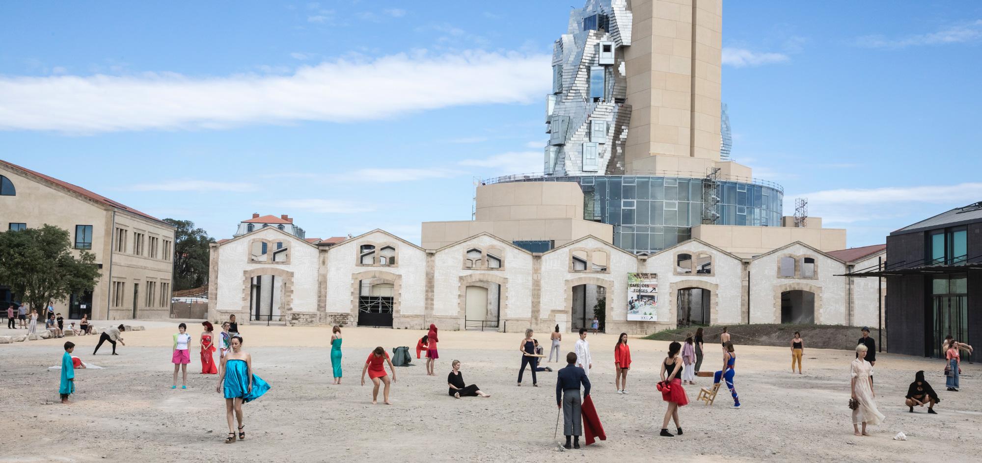 Danseurs dans le parc des Ateliers de Luma d’Arles